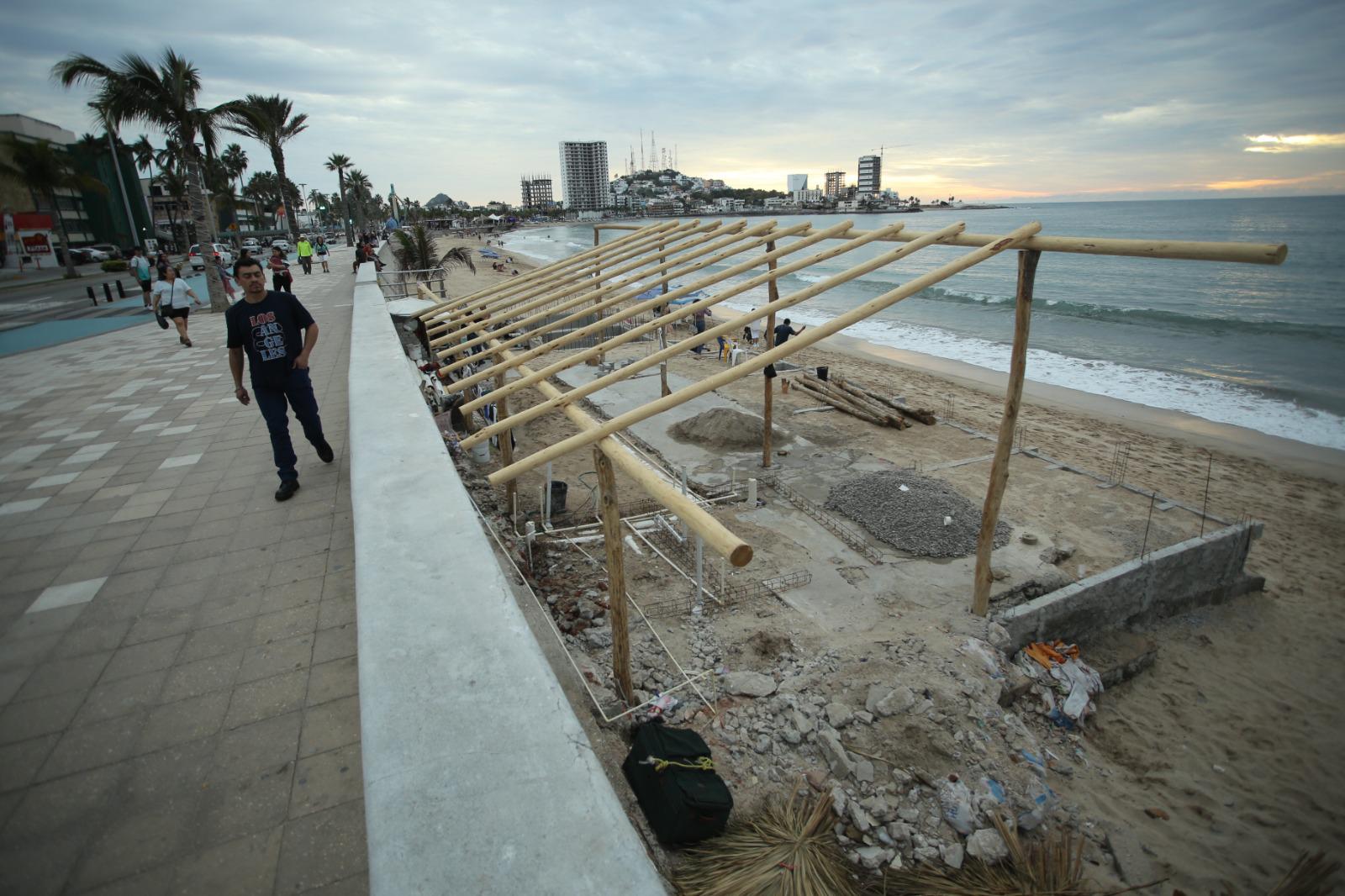 $!Advierte Alcalde que demolerán nuevamente palapa edificada sin permiso en Mazatlán
