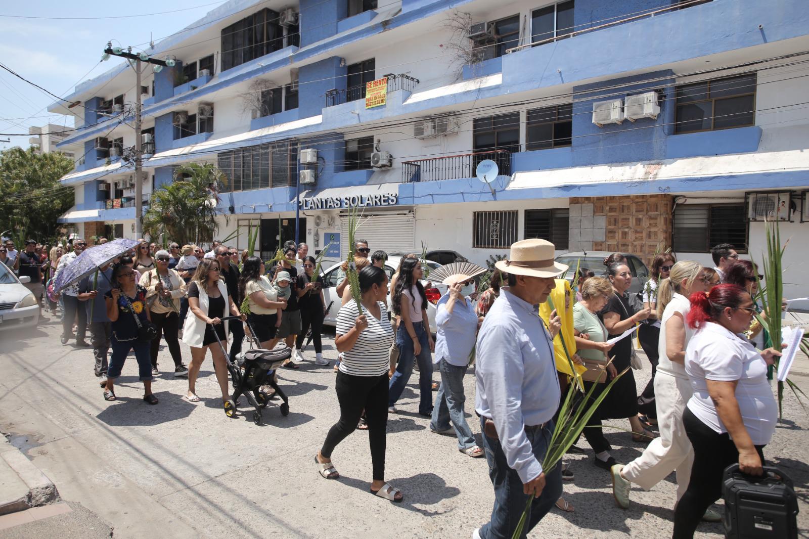 $!Feligreses de San Judas Tadeo profesan su fe durante la bendición de palmas