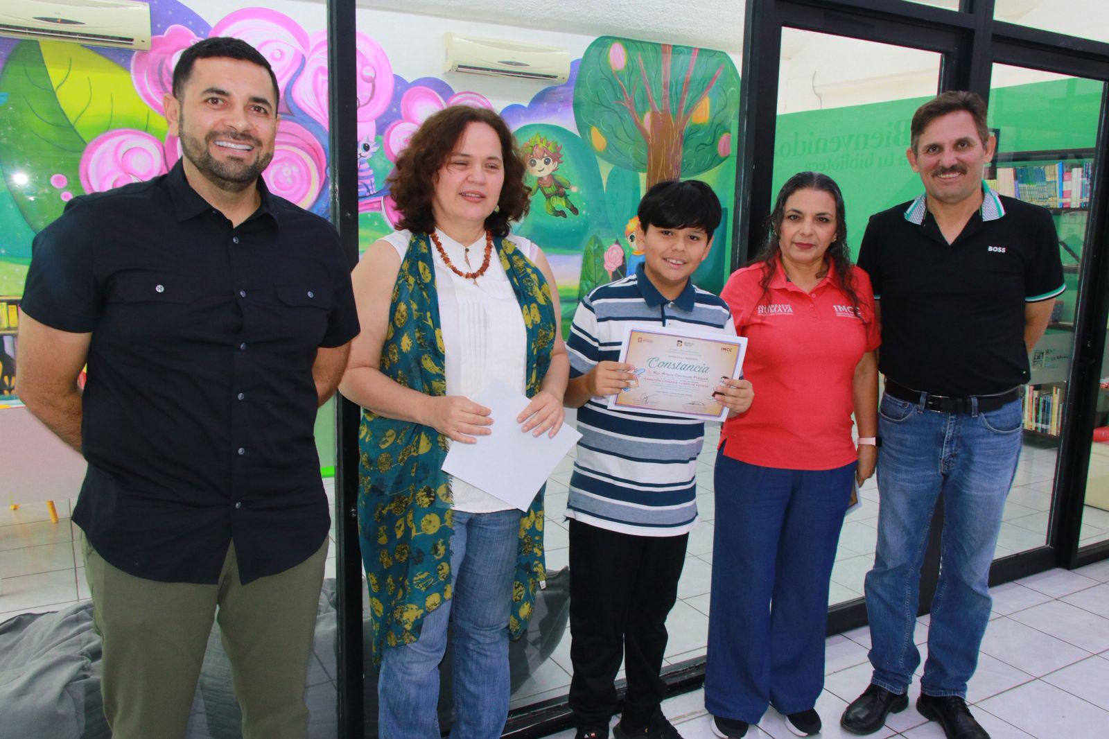 $!Los participantes recibieron su constancia por su asistencia.