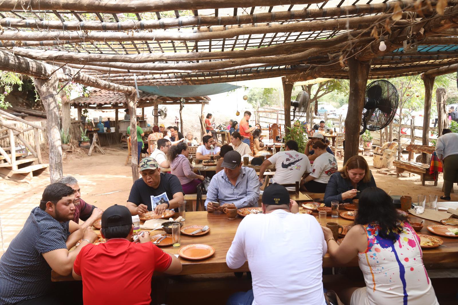 $!El restaurante El Sazón de la Abuela Tina está ubicado a tan solo unos metros del arco de la entrada al Pueblo Señorial de La Noria, en el corredor gastronómico El Habal-La Noria.