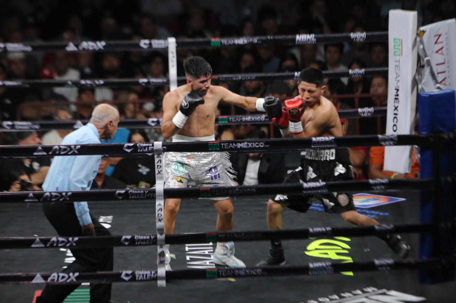 $!Aréchiga, Vega y Amaro brillan en la noche de boxeo del CUM en Mazatlán