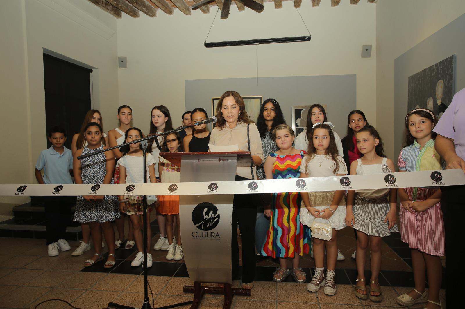 $!La tallerista Patricia Inclán de Lorenzo expresó un mensaje a los pequeños artistas.