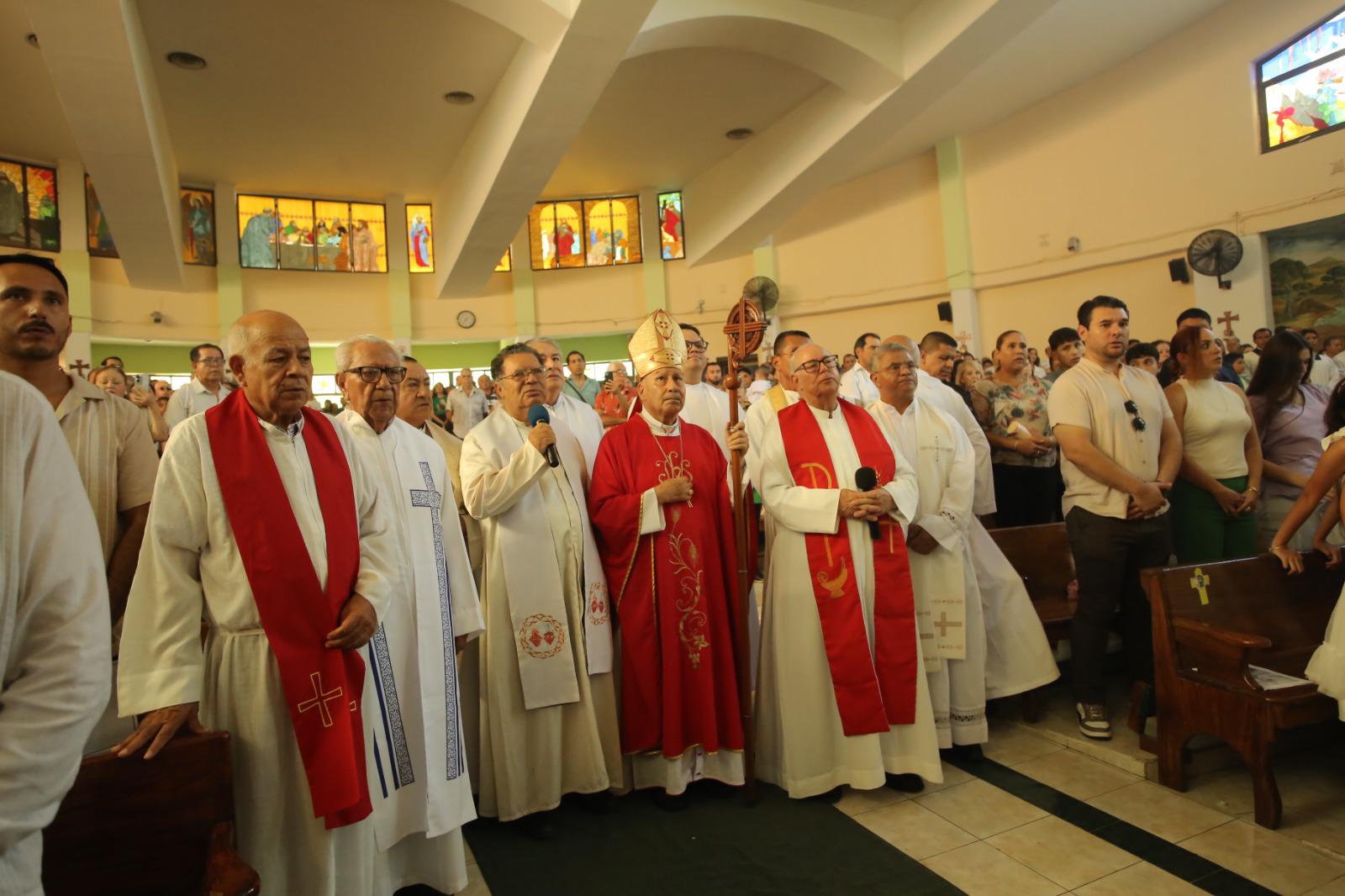 $!En la misa participaron sacerdotes de la Diócesis de Mazatlán.