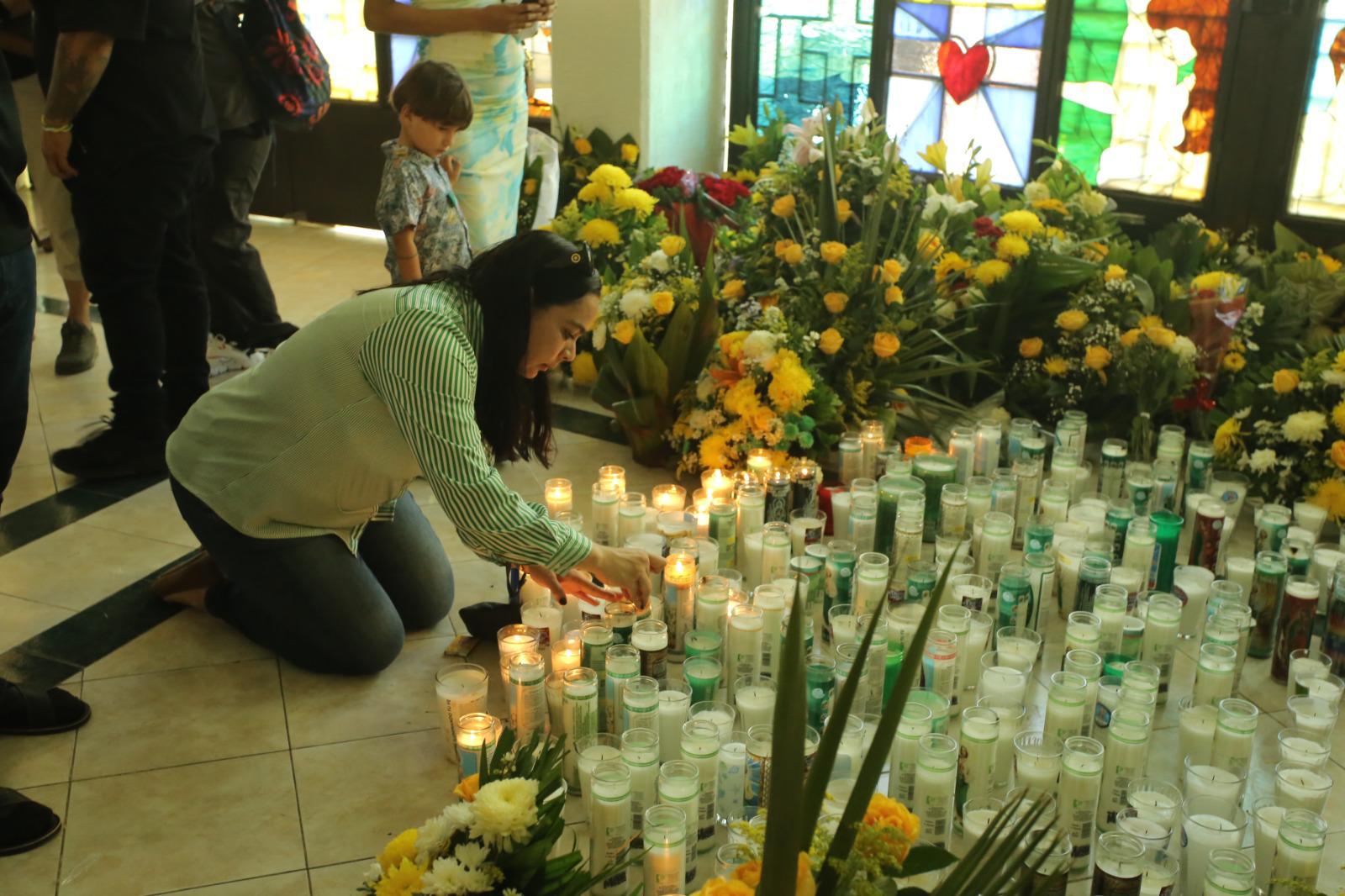 $!Algunas devotas llevaron flores y cirios para agradecer las bondades otorgadas del Santo San Judas.