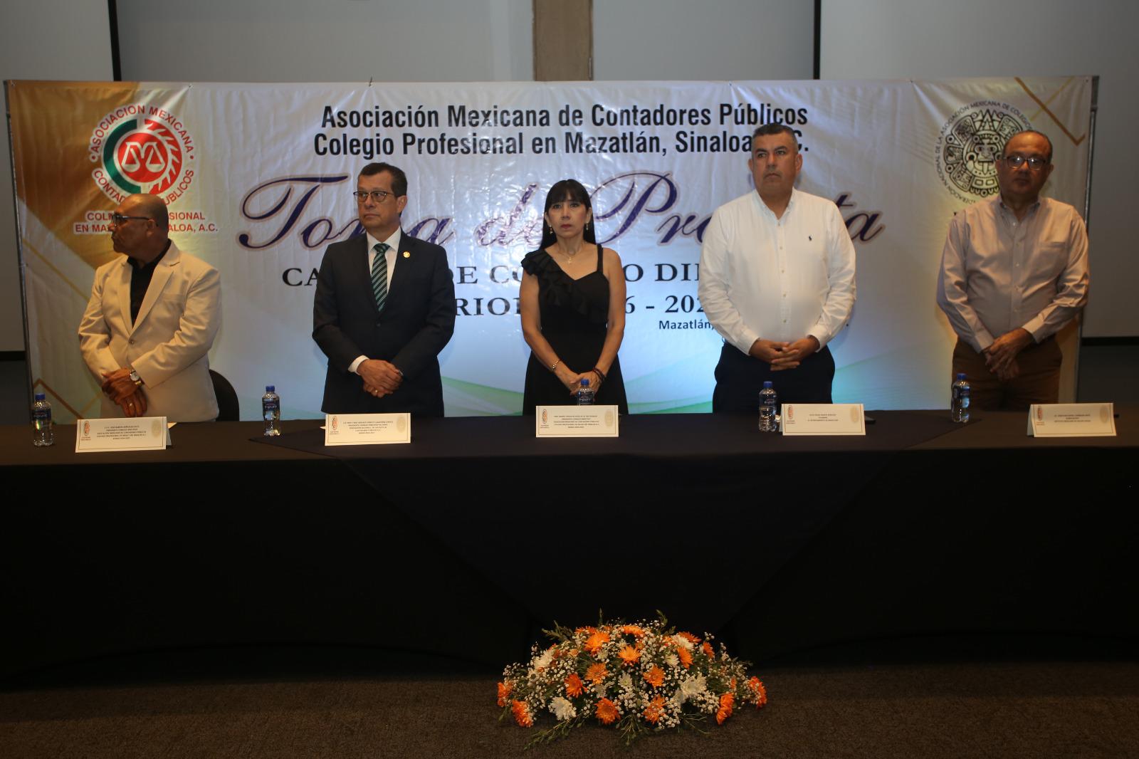 $!Rinde protesta el nuevo consejo directivo de la Asociación Mexicana de Contadores Públicos en Mazatlán