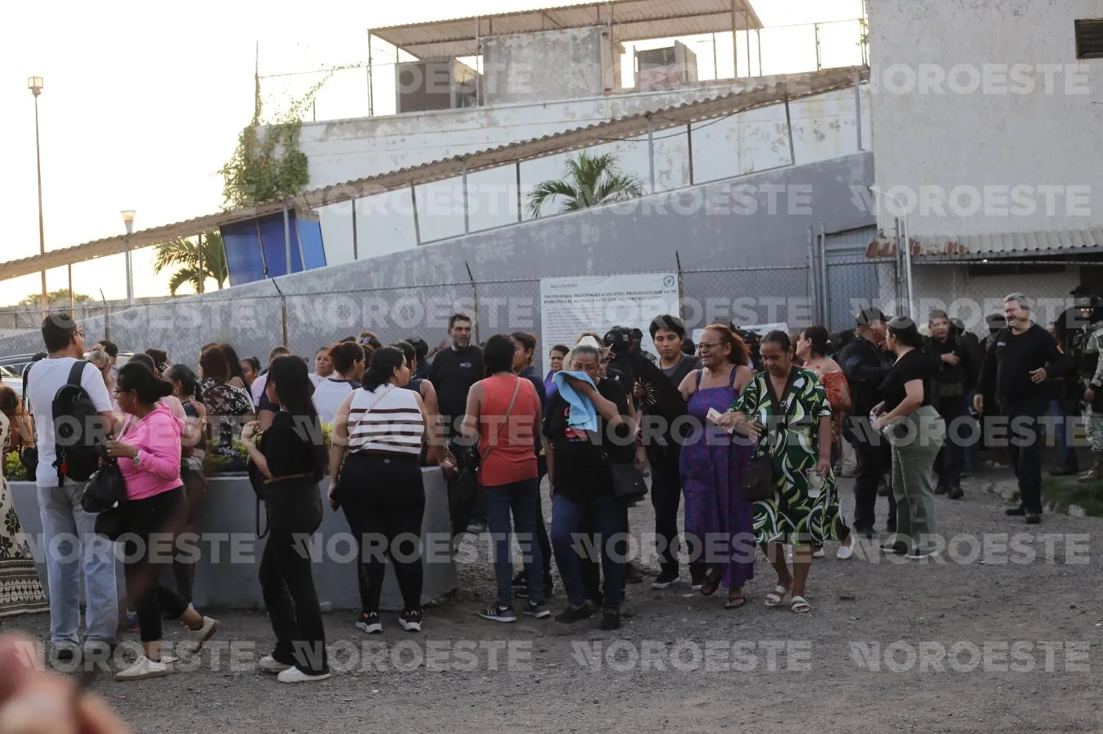 $!Irrumpen familiares en el Penal de Mazatlán ante falta de información sobre víctimas de riña