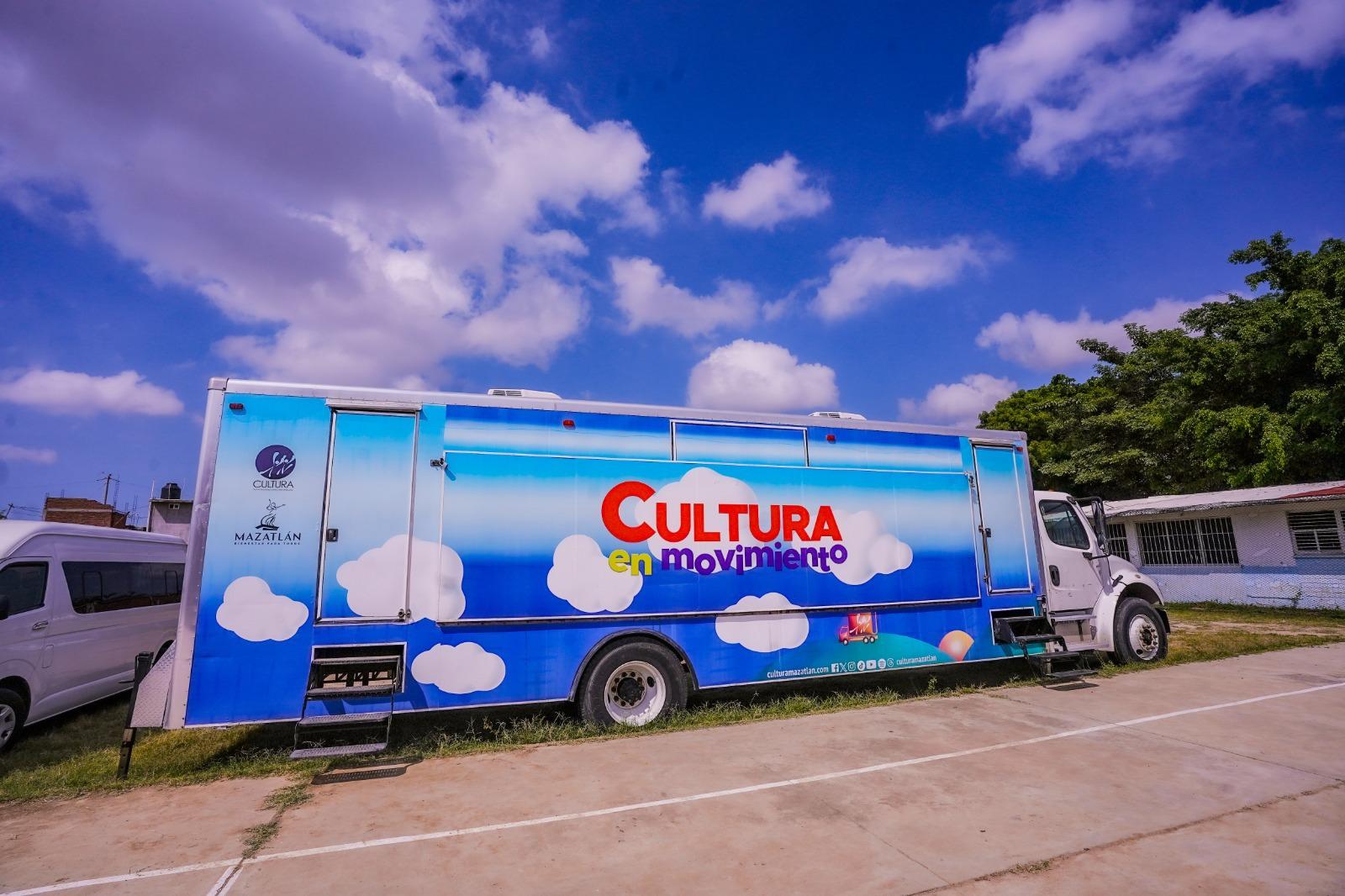 $!El Bibliobús es el autobús biblioteca y escenario para los programas musicales especiales