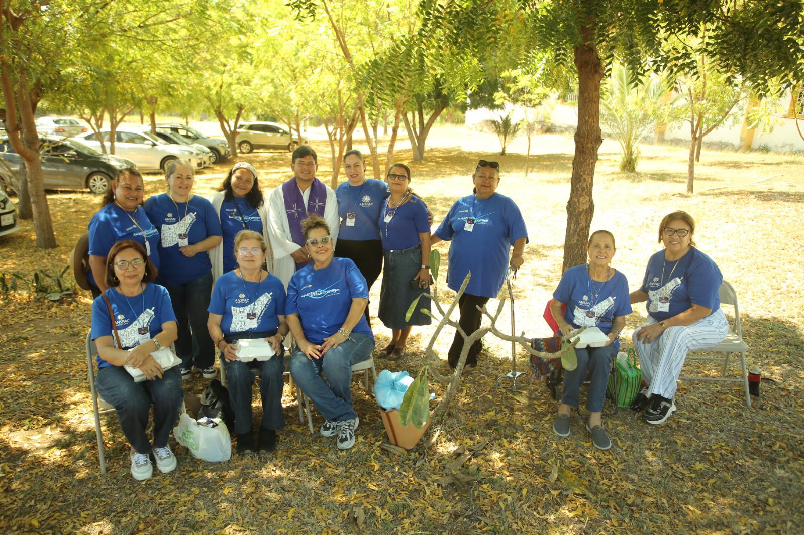 $!El Padre Octavio Velarde entre integrantes de la Unidad de la Parroquia San Guido María Conforti.