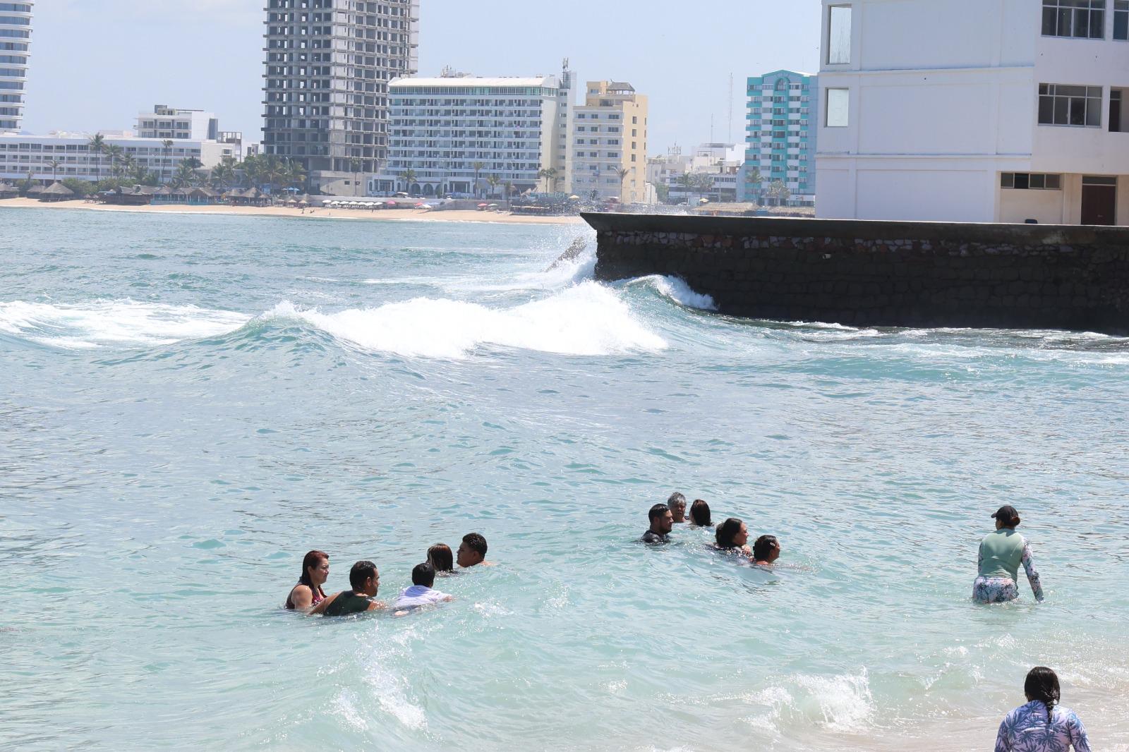 $!Se encuentra Playa Pinitos, en Mazatlán, entre saturación de comercio y basura
