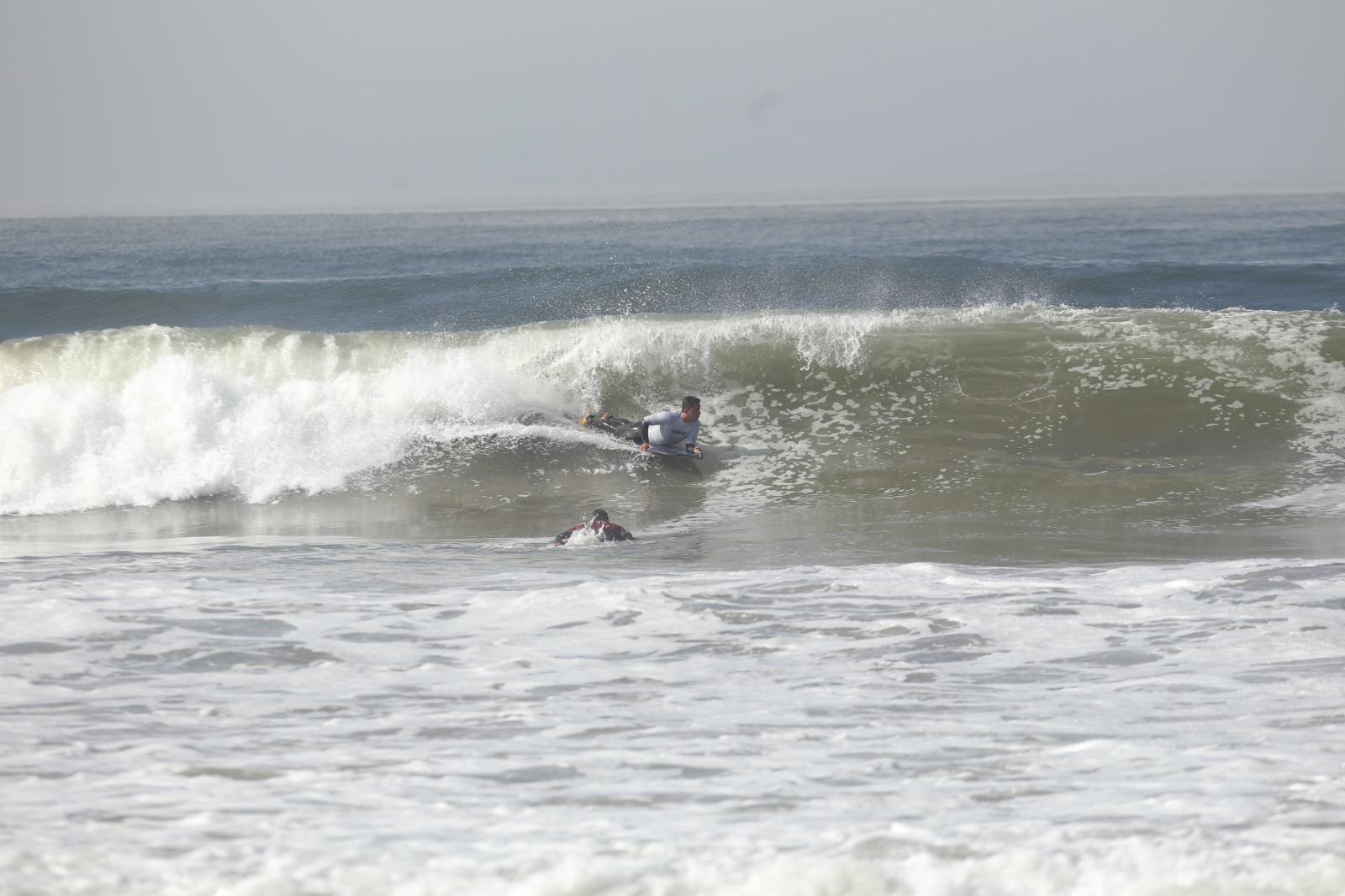 $!Amantes de las olas toman parte de Torneo de Surf, en Mazatlán