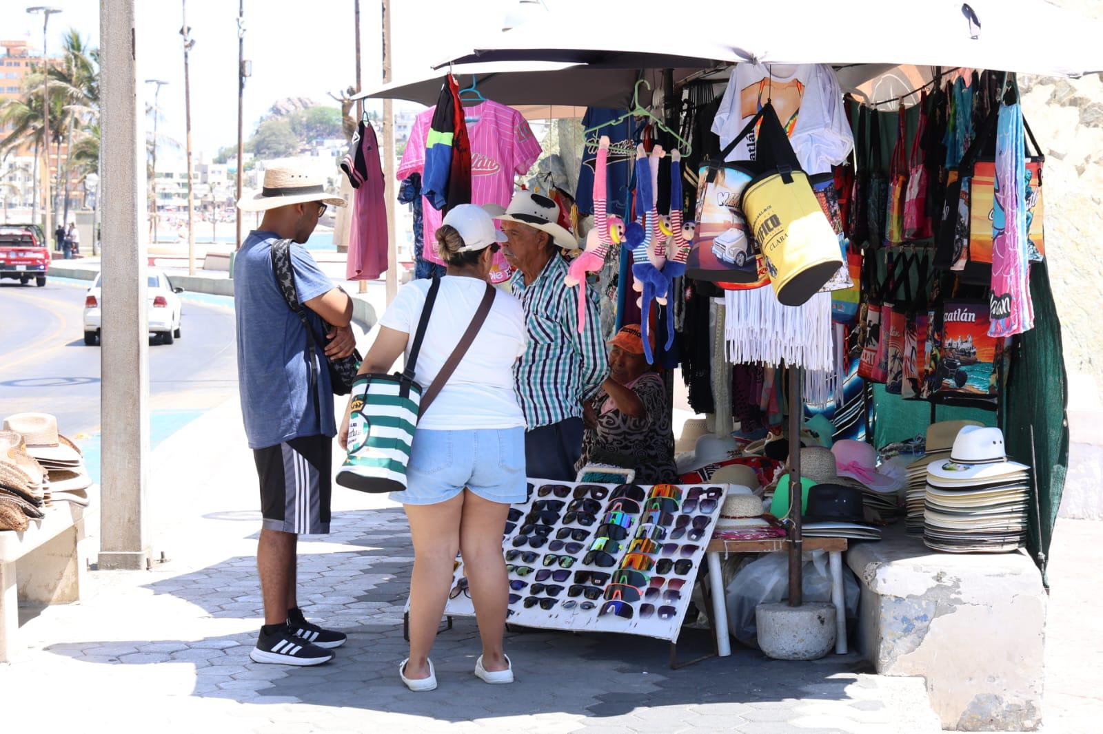 $!Playas de Mazatlán atraen a turistas nacionales en puente vacacional