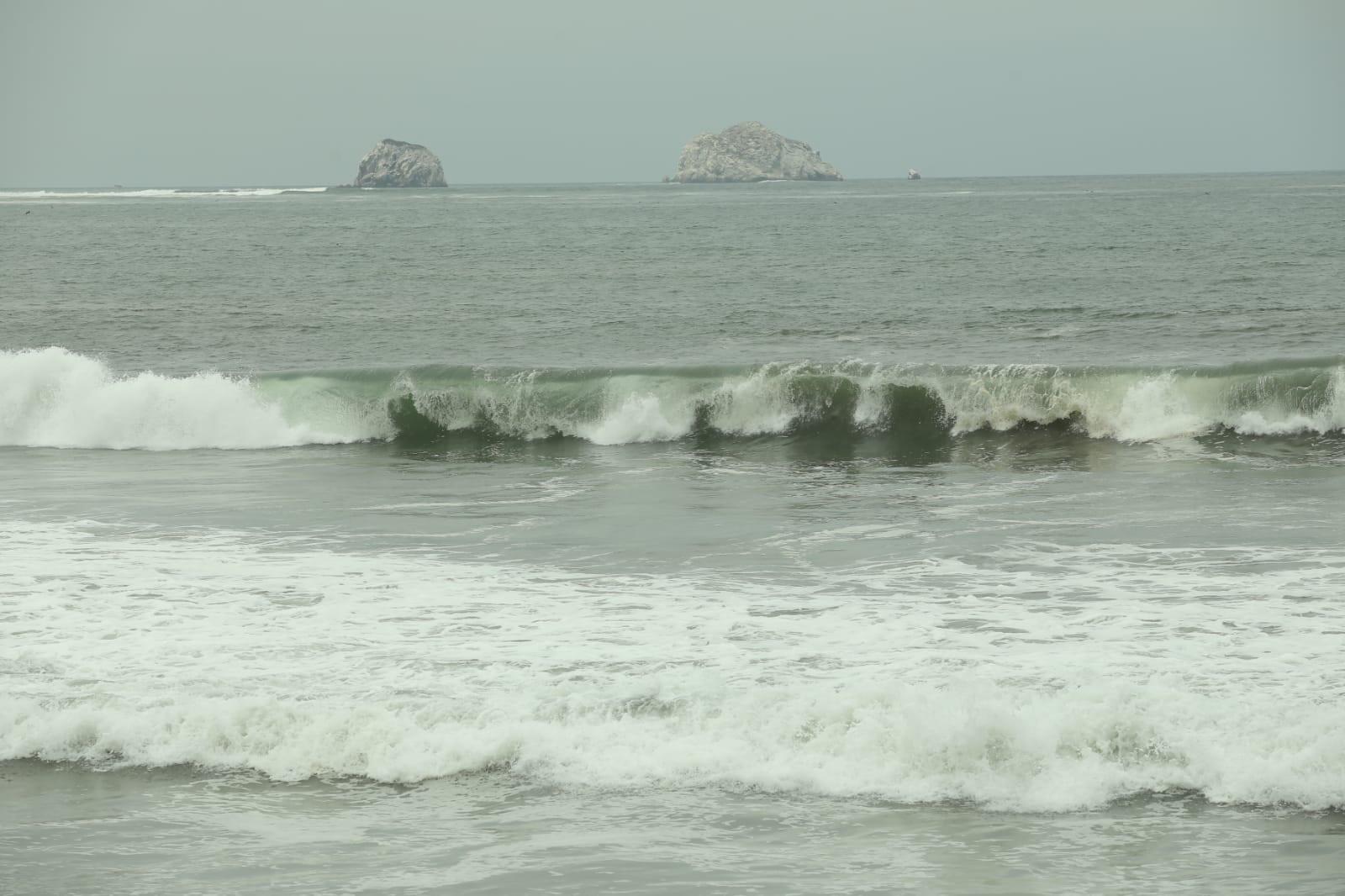 $!Por mar de fondo, cierran el puerto de Mazatlán a la navegación de embarcaciones menores