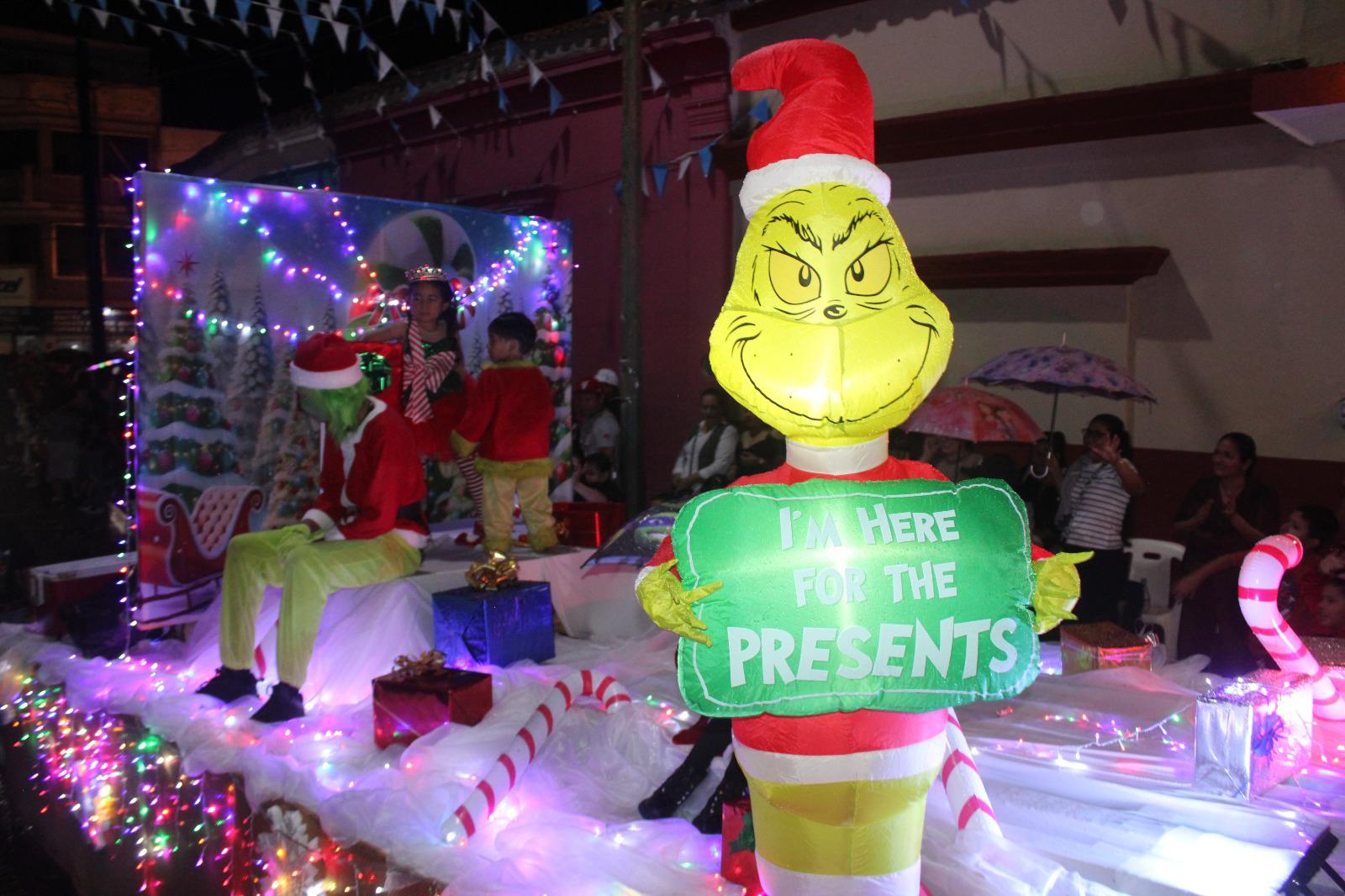 $!Lluvias no frenan desfile de luces y gala navideña en Rosario