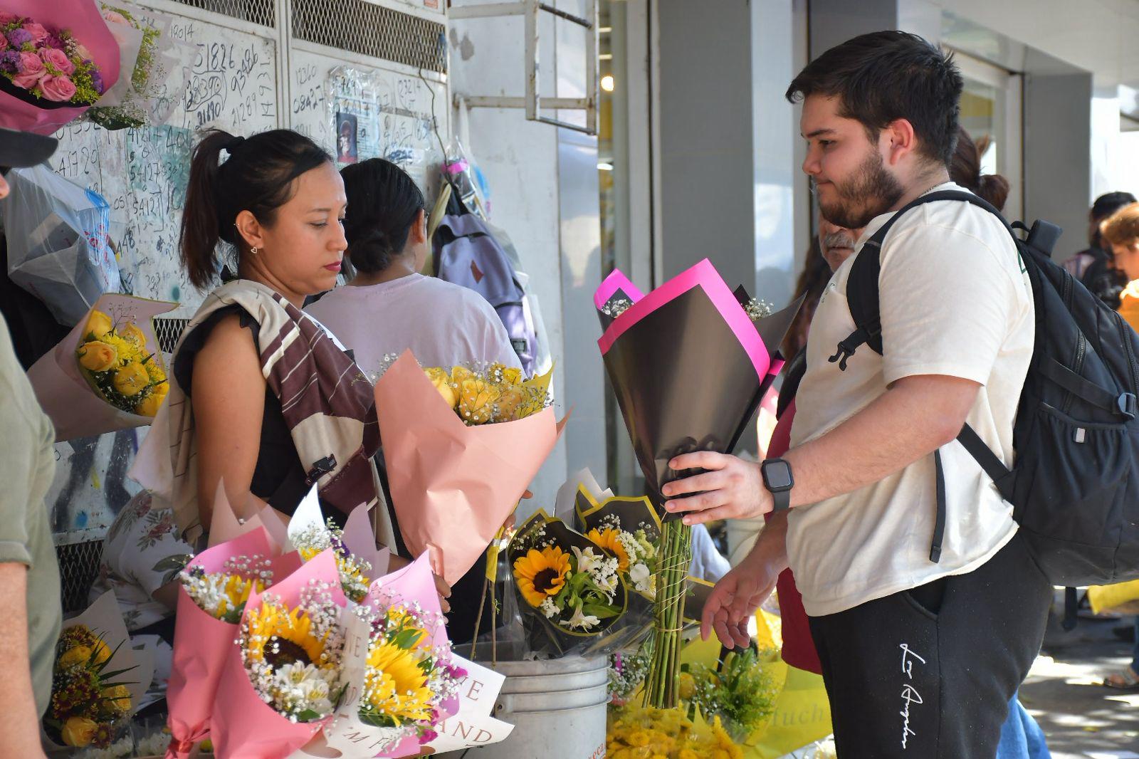 $!Cae la venta de flores amarillas en el Mercado de las Flores de Culiacán