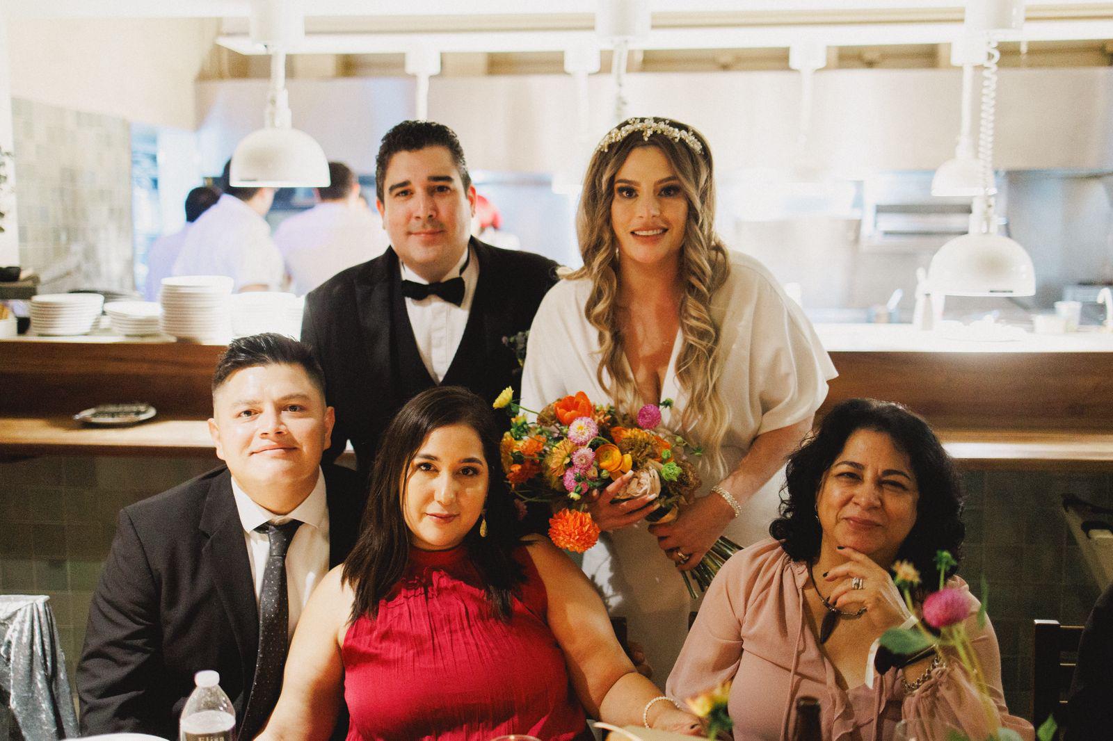 $!Los novios con Eric Serrano, Claudia Torróntegui y Claudia Aguilar.