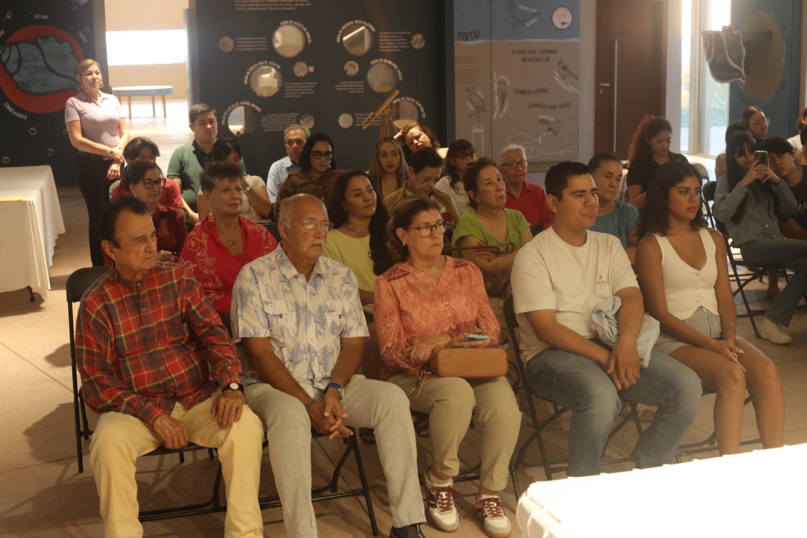 $!El público escuchó atento a las autoras