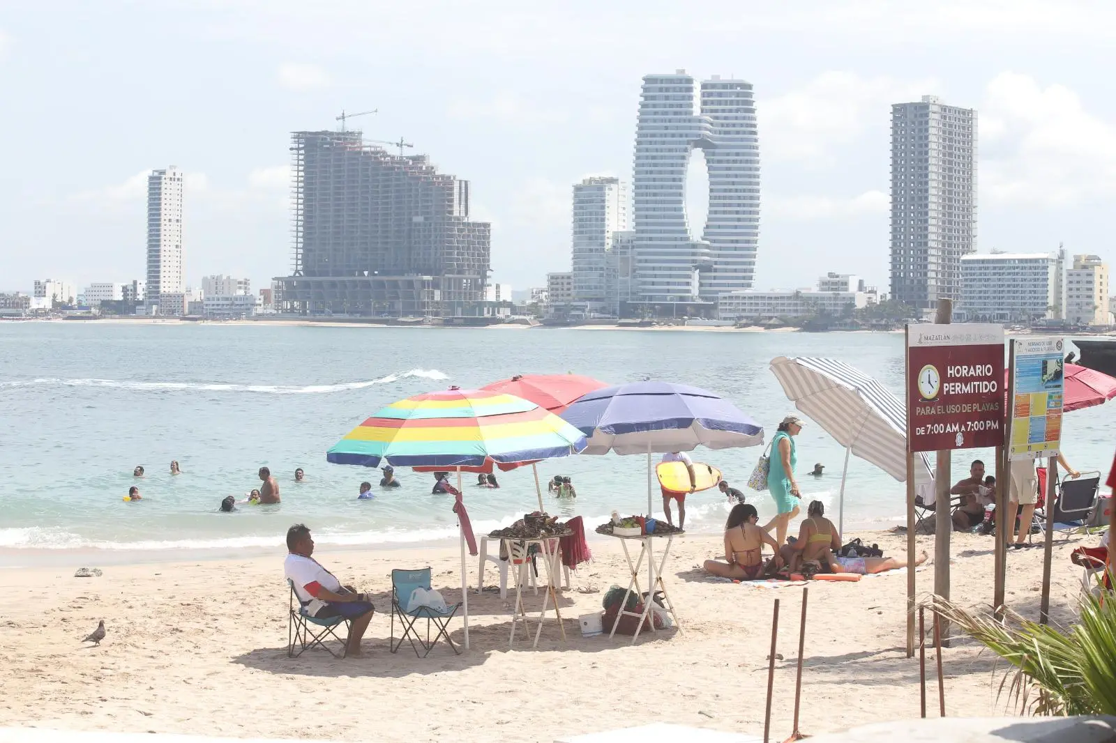 $!Persisten basura y negocios en Playa Pinitos pese a operativo de reordenamiento
