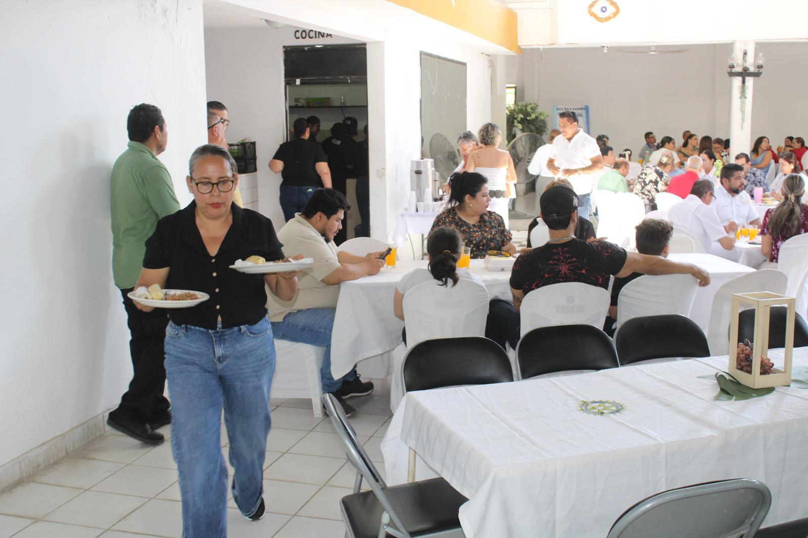 $!Orquesta Raíces de Plata y Coro Lola Beltrán realizan desayuno con causa en El Rosario