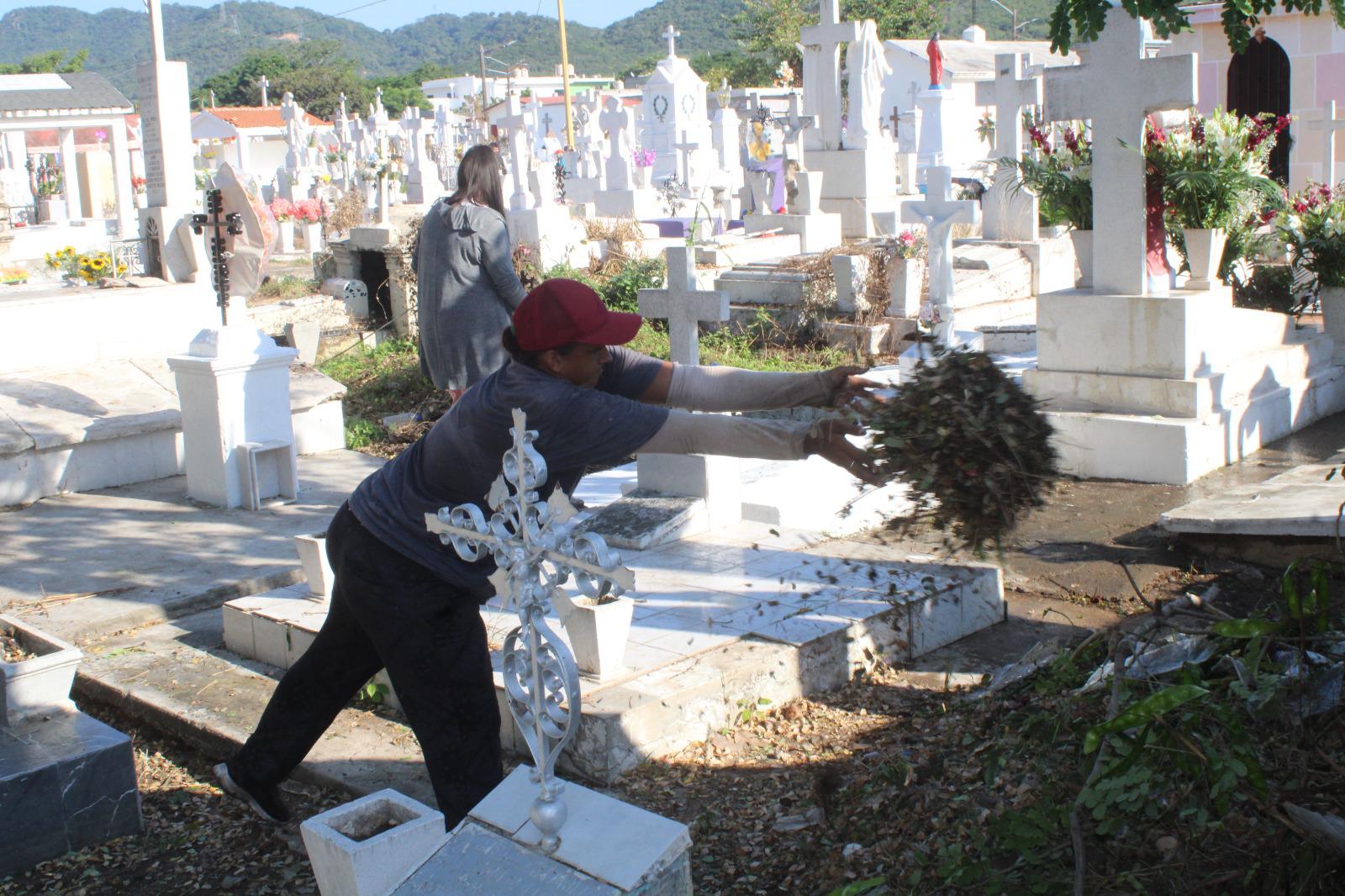 $!Ana Isabel, madre de familia que encuentra sustento en la limpieza de tumbas en El Rosario