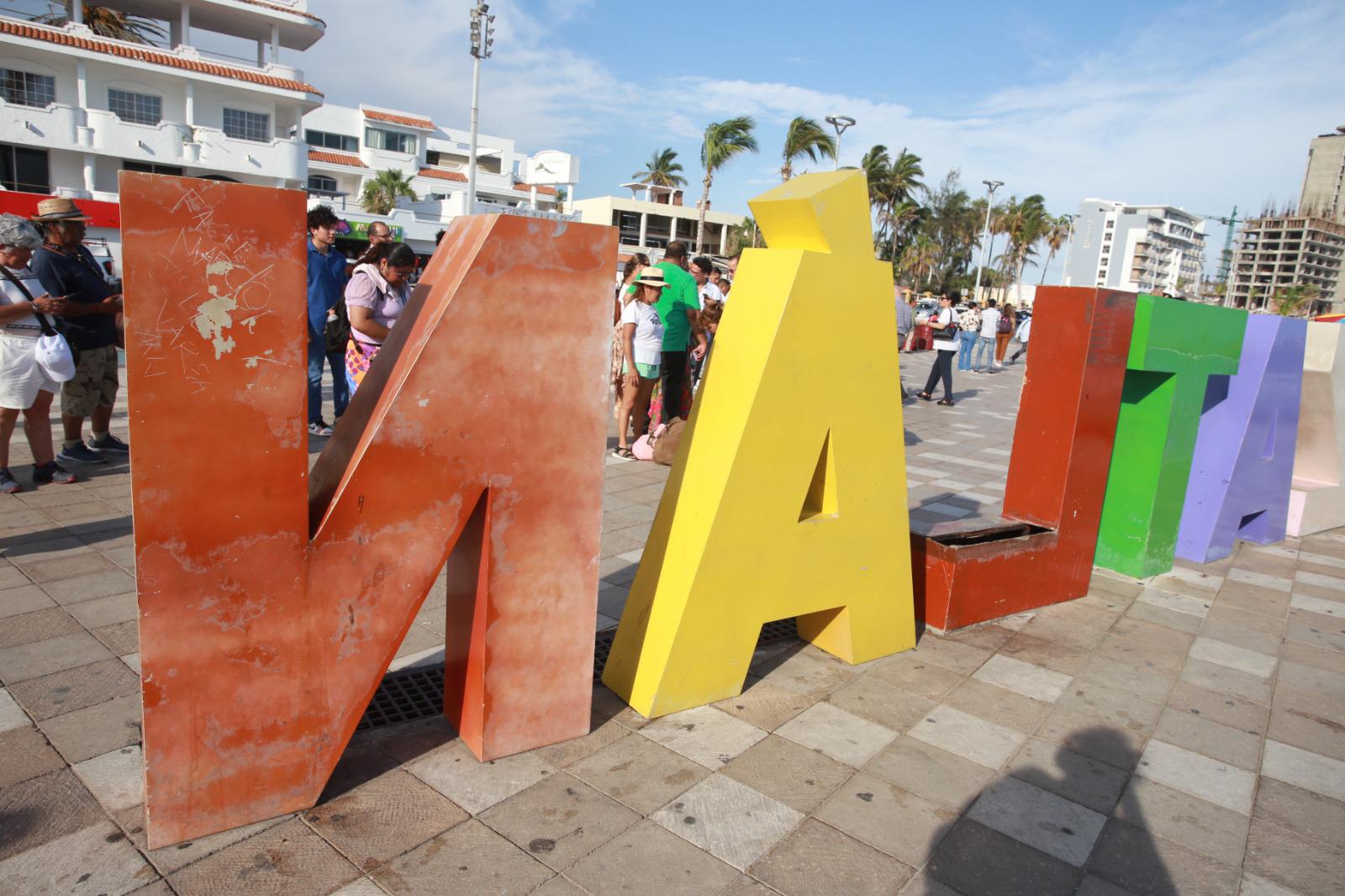 $!Letras de Mazatlán en el malecón lucen con deterioro