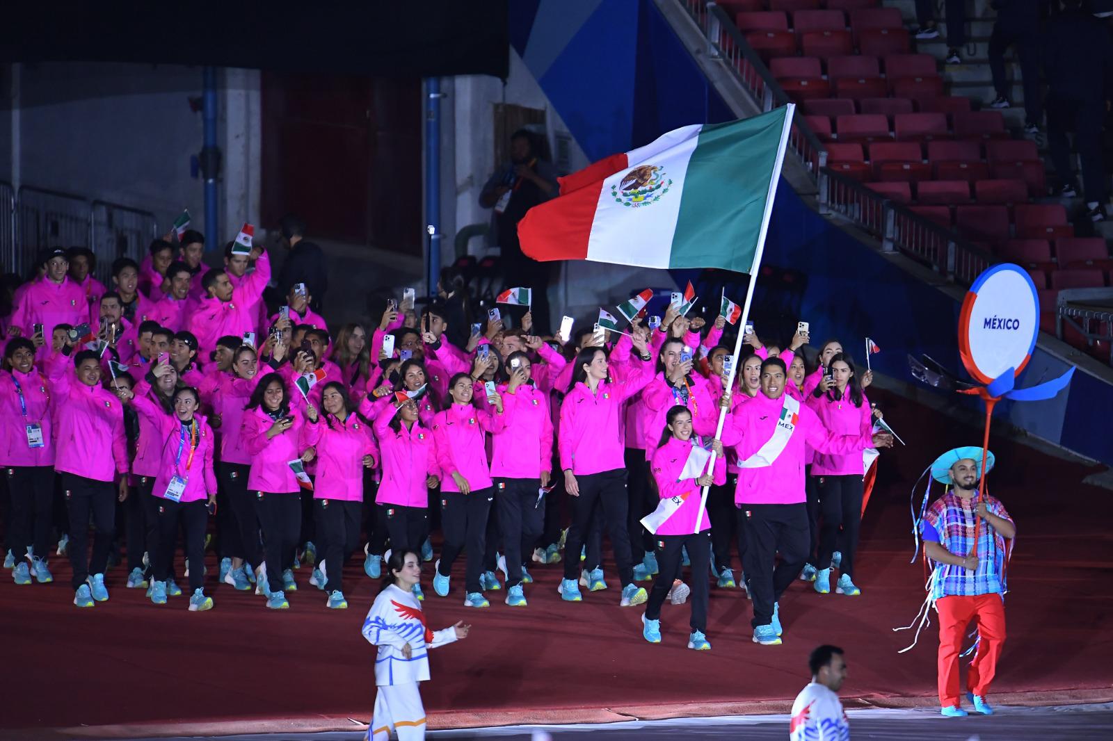 $!El rosa mexicano luce en la inauguración de los Panamericanos Santiago 2023