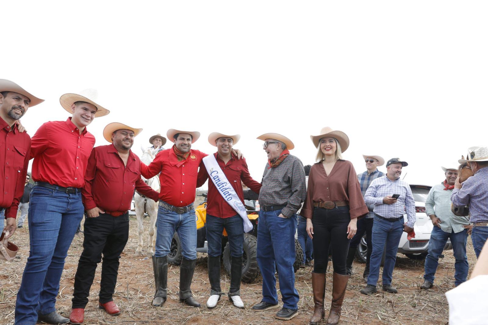 $!Rocha Moya y Estrella Palacios participan en la tradicional cabalgata de los Escobar en Mazatlán