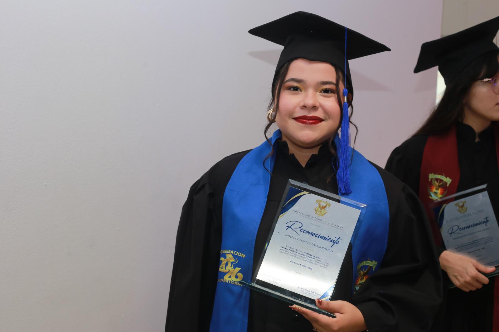 $!Teresita Chariley Arreola Carrasco con su diploma.