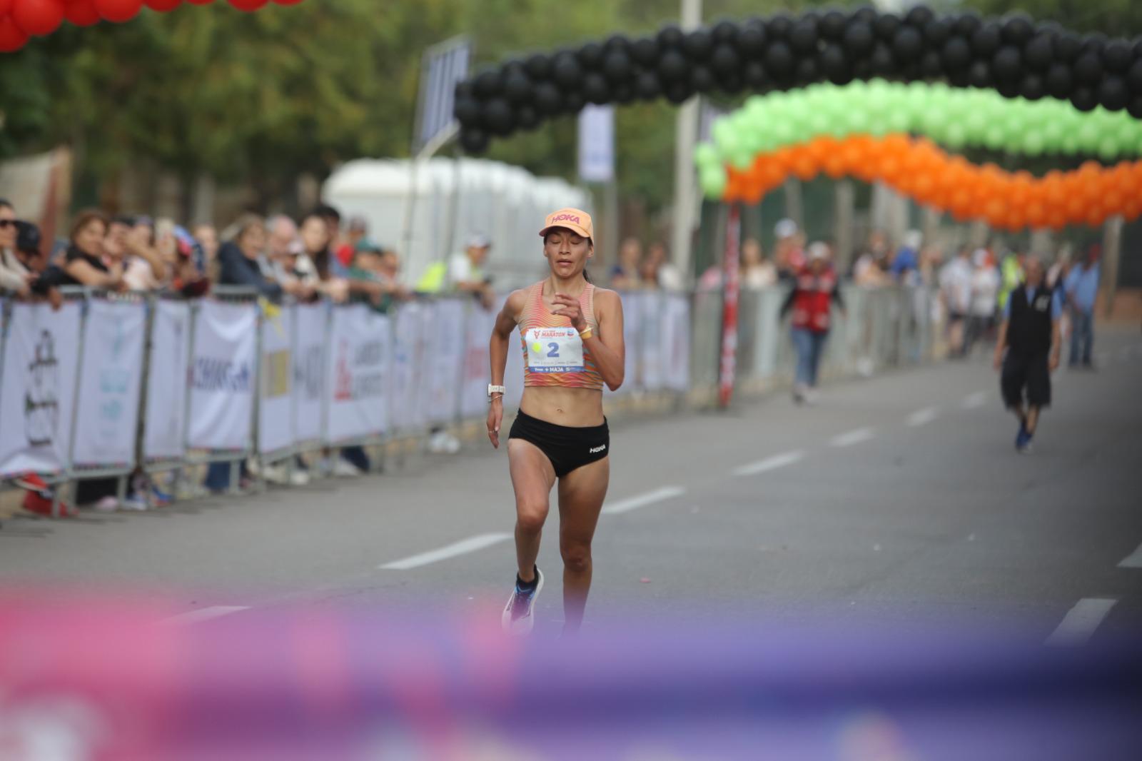 $!Laura Galván y Eduardo González superan sus límites para reinar en el Medio Maratón en Mazatlán