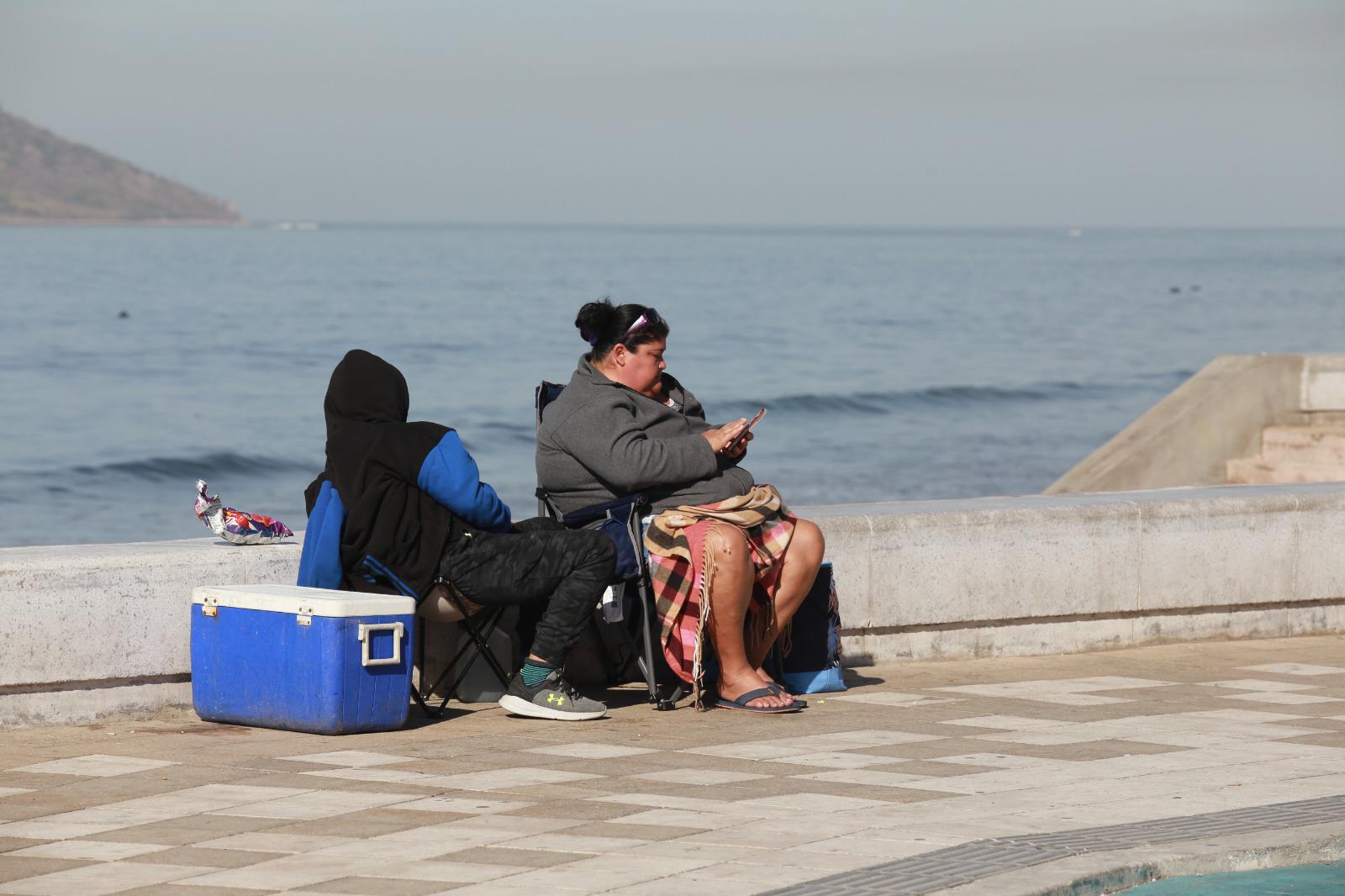 $!Llegan más al malecón a apartar lugar para desfile del Carnaval