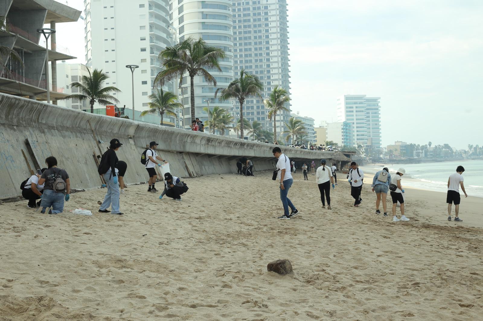 $!Alumnos de la UAS limpian playas y malecón de Mazatlán