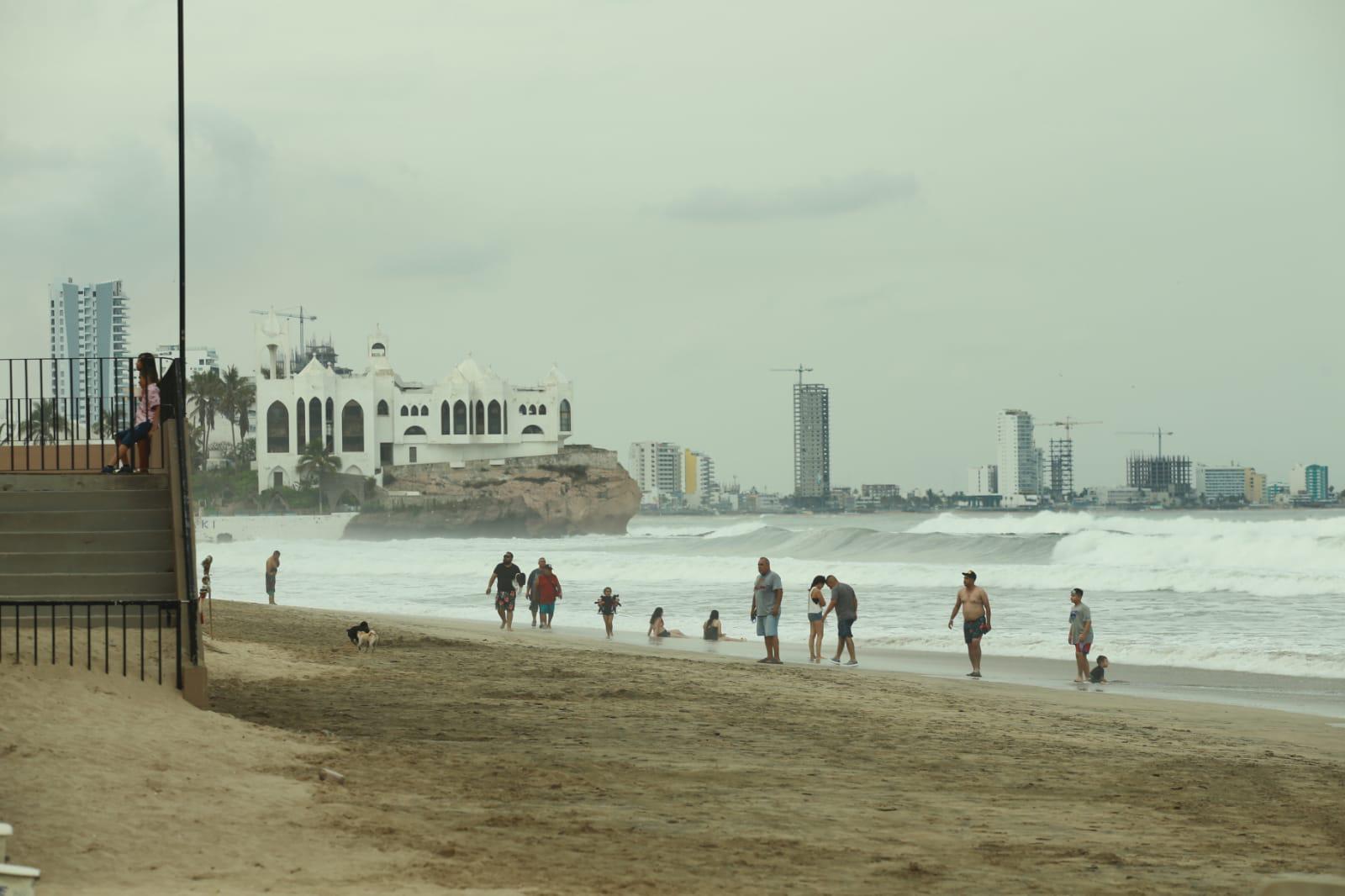 $!Cierran playas y puerto en Mazatlán pero bañistas siguen en el mar