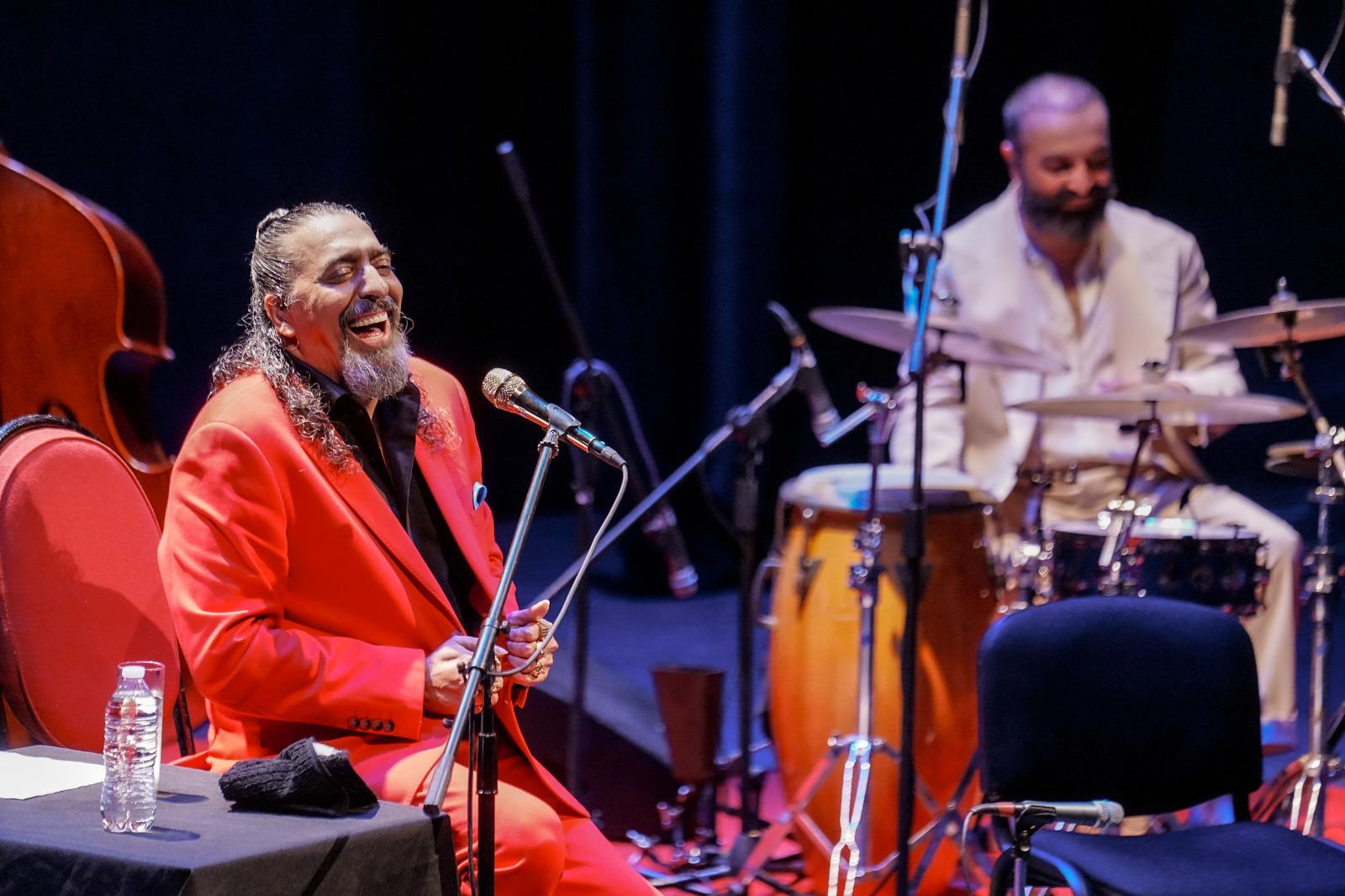 $!El artista estuvo muy contento con su acercamiento ante el público mazatleco.