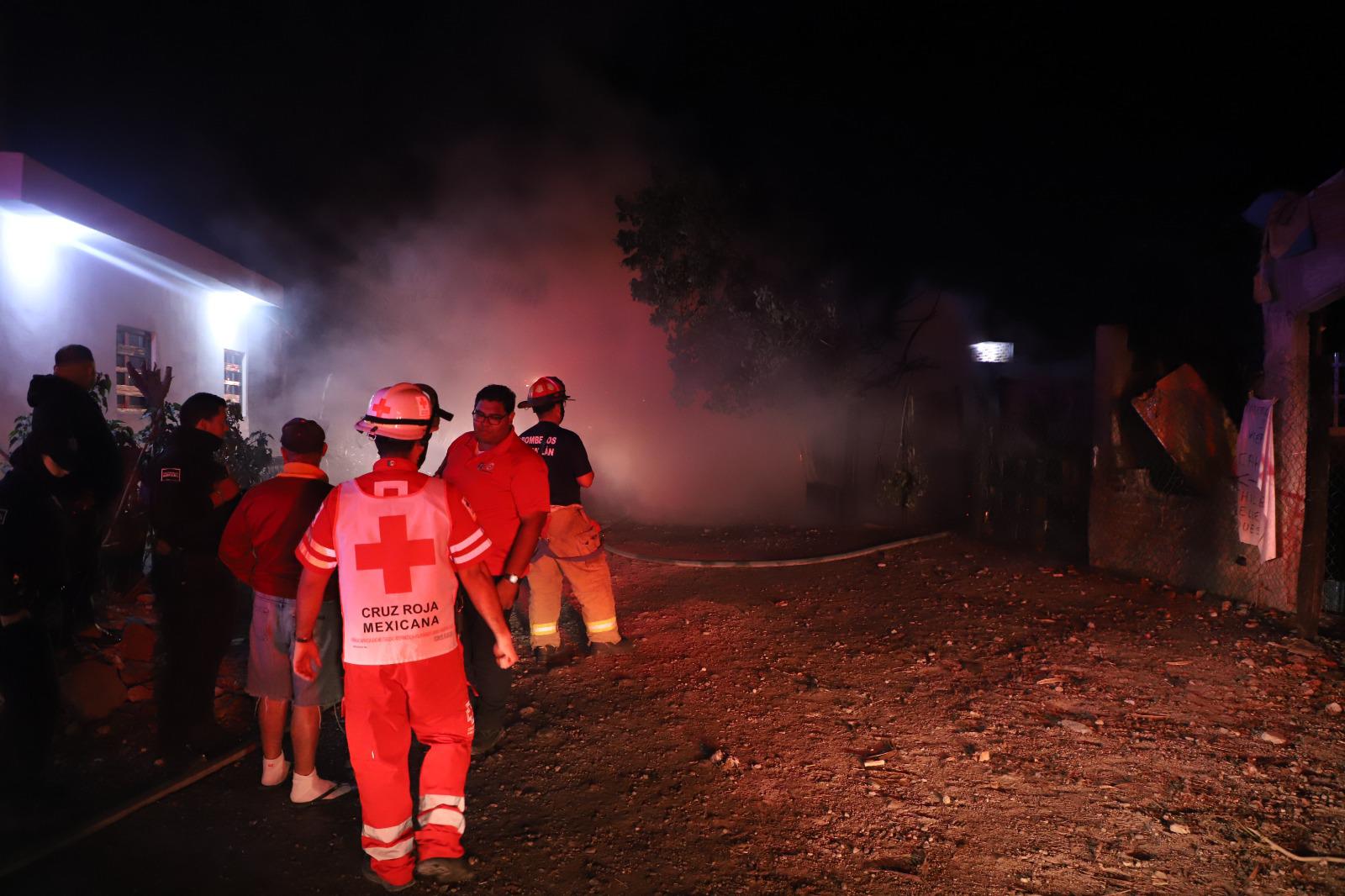 $!Incendio de casa de madera movilizó a cuerpos de auxilio en Mazatlán