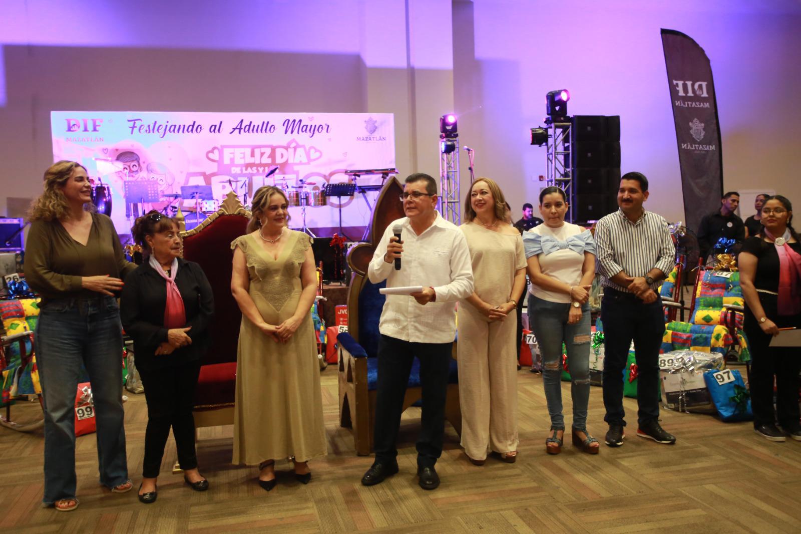 $!En medio de rifa, festejan al Adulto Mayor del DIF Mazatlán