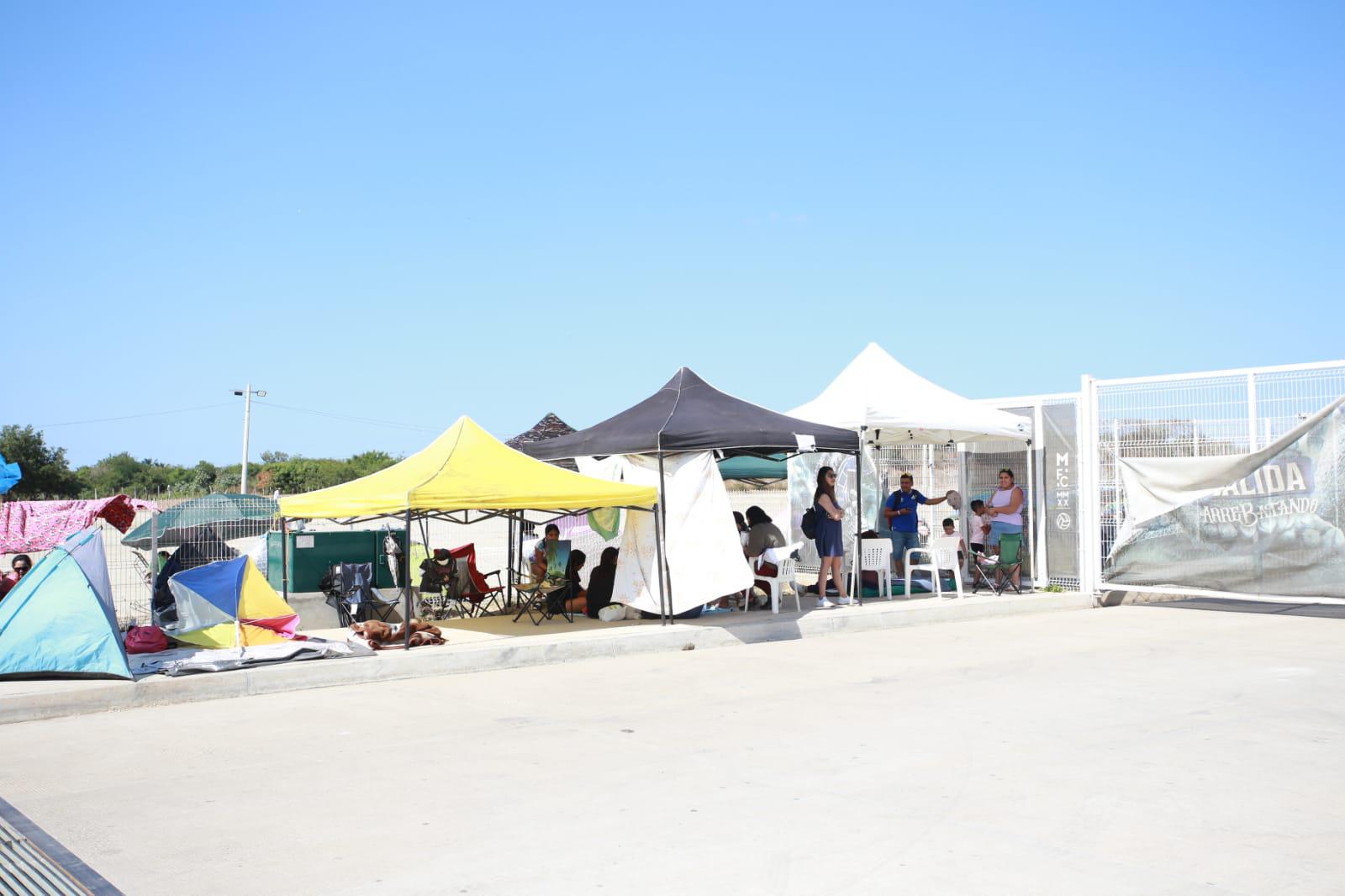 $!Acampan familias afuera del ‘Kraken’ en Mazatlán para concierto de Juan de Dios Pantoja y Kimberly Loaiza