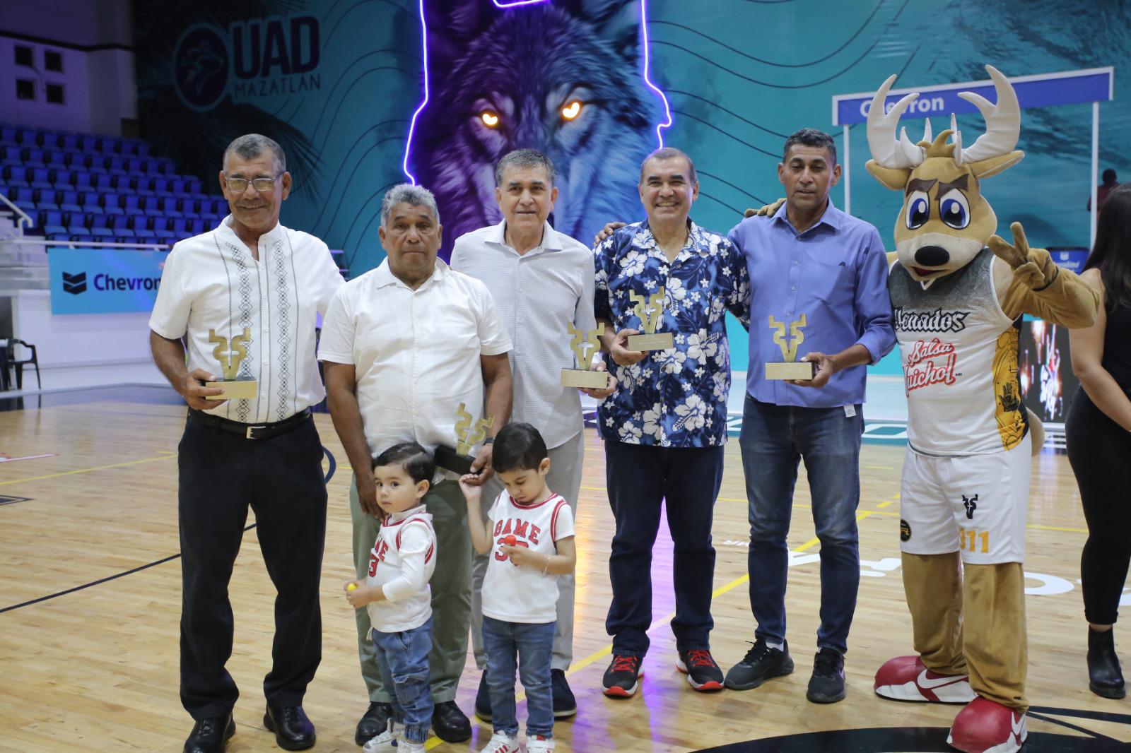 $!Leyendas del basquetbol de Mazatlán son homenajeadas en inauguración del Cibacopa