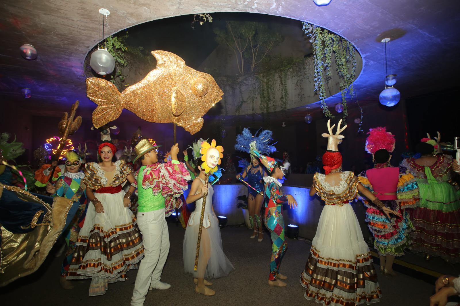 $!irenas, medusas y personajes marinos dieron vida al universo acuático del carnaval.