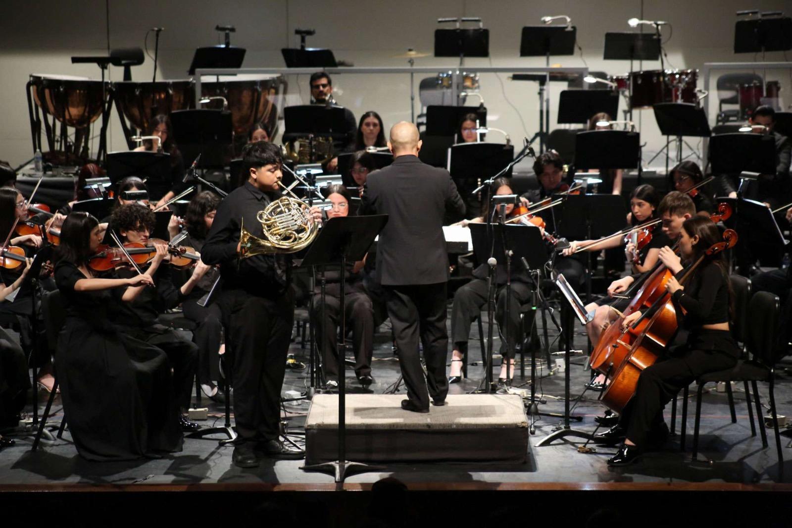 $!Iker Emiliano Beltrán Osuna participó como corno solista con la Romanza para corno y orquesta.