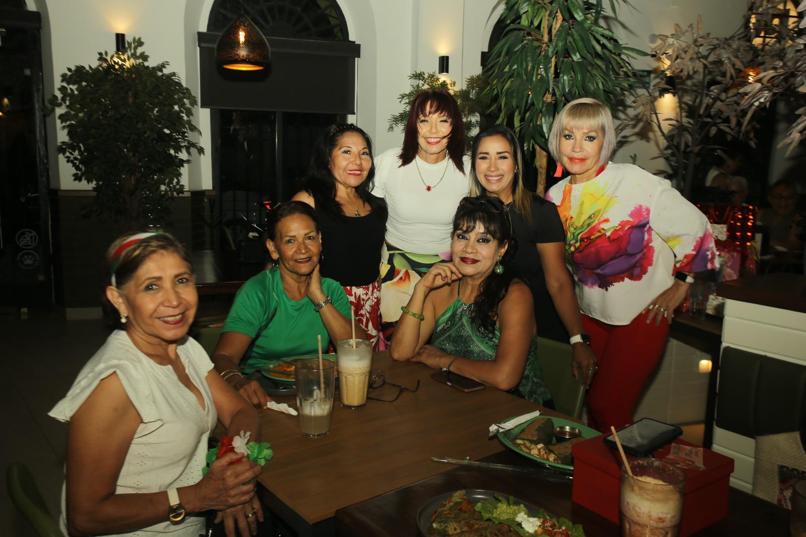 $!La cumpleañera entre María Paz González, Martha Gaxiola, Ana Cruz, Mónica Méndez, Esthela Rebolledo y Bety Montelongo.
