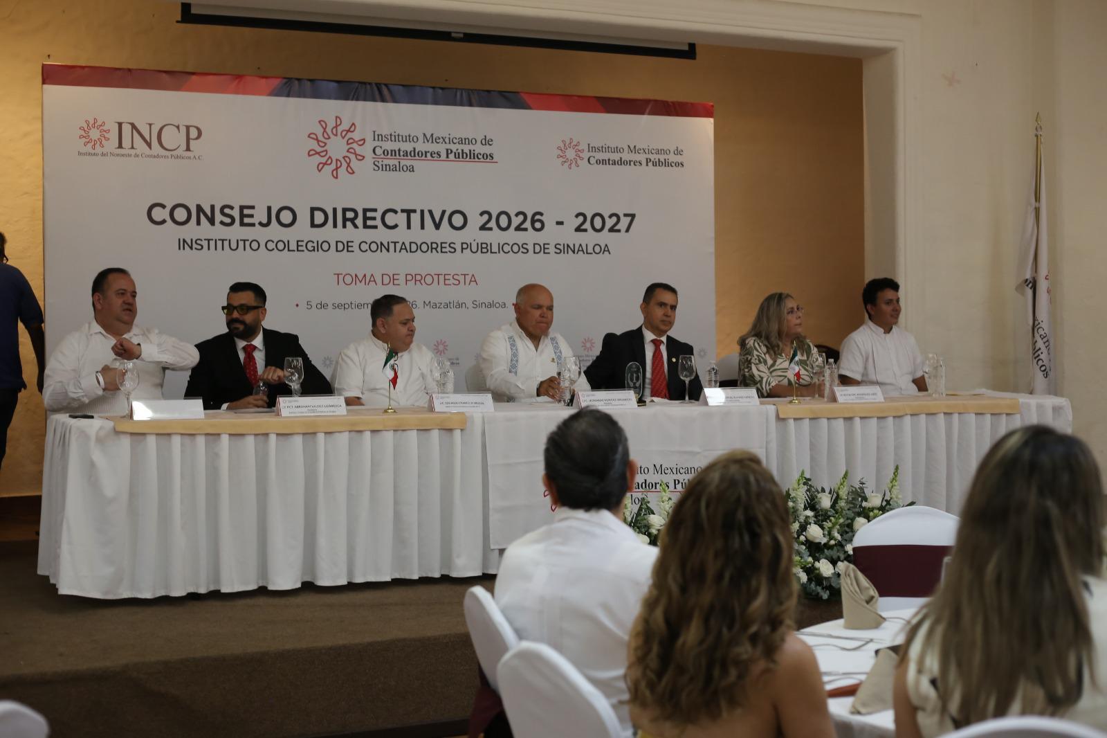 $!Abraham Valdés Lizárraga asume presidencia de Contadores Públicos de Sinaloa