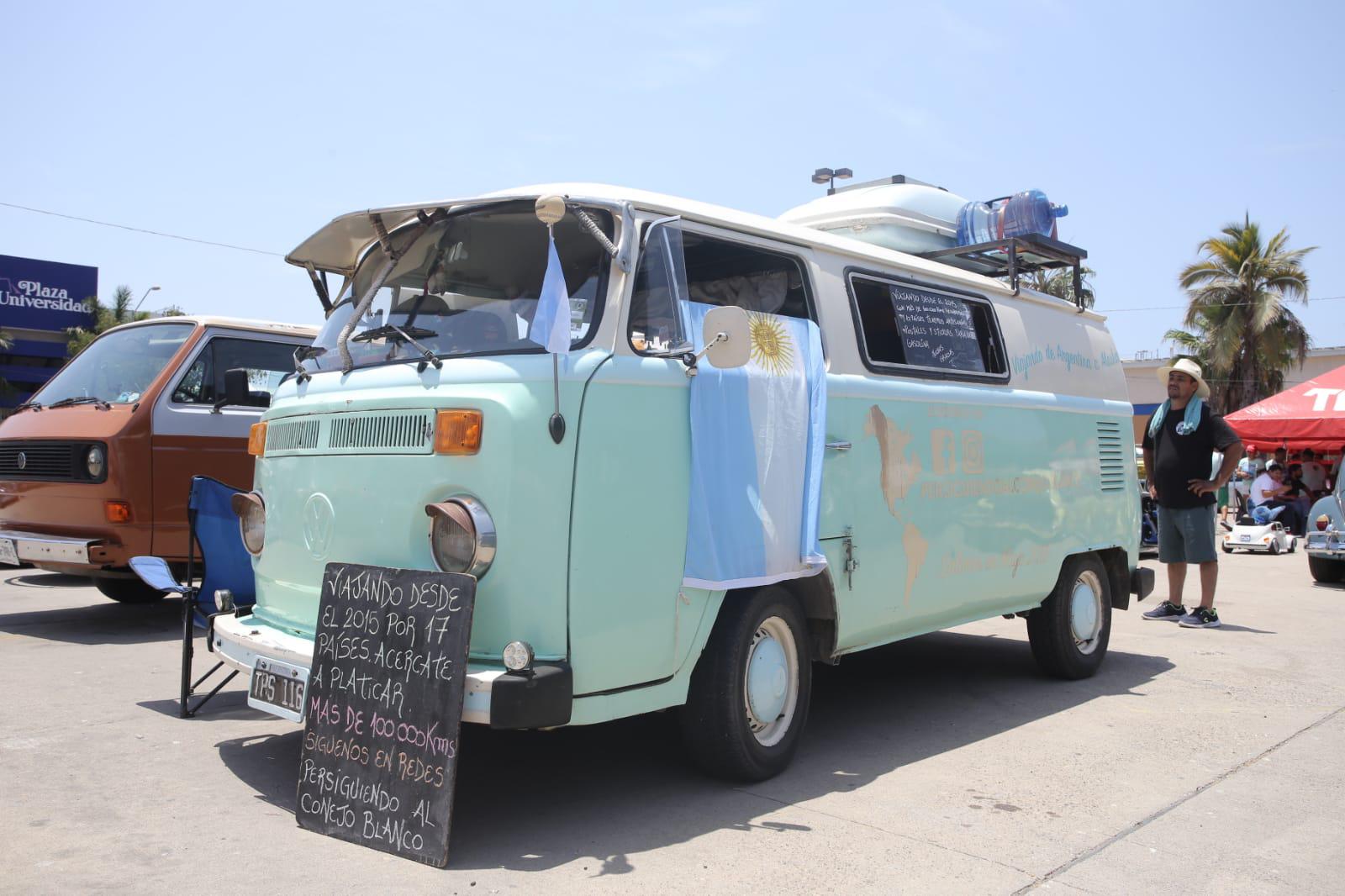 $!De la Patagonia a Alaska en combi: Pareja argentina hace escala en Mazatlán dentro de su aventura