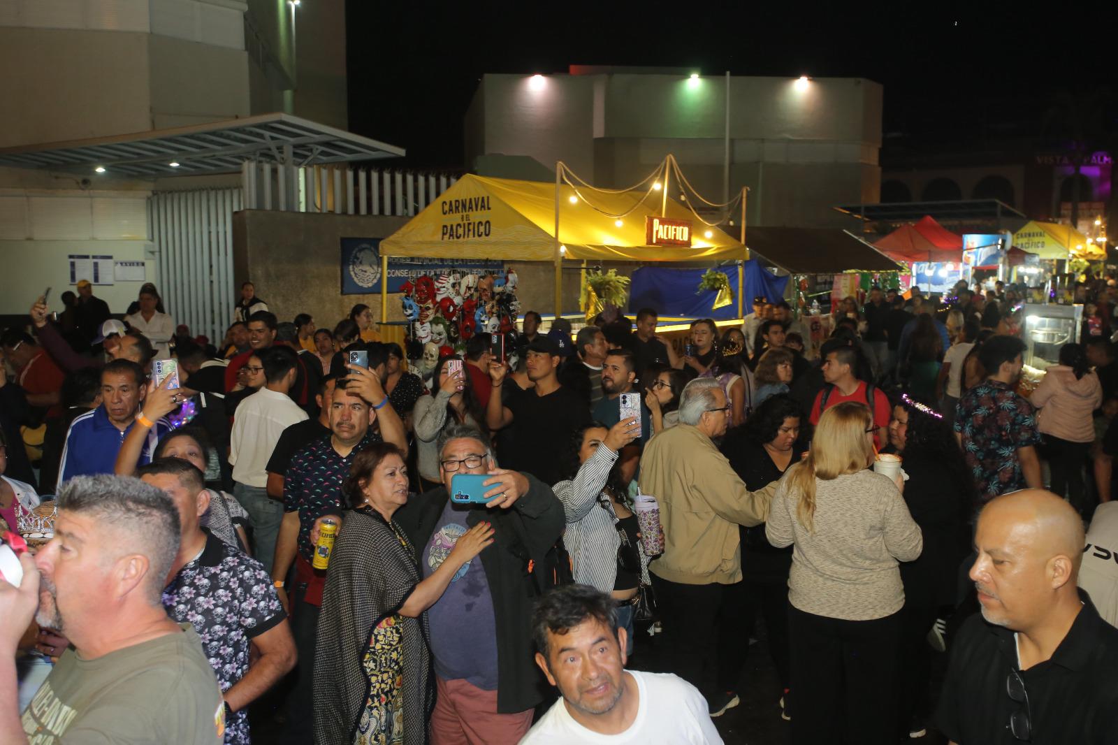 $!Combate Naval reunió cerca de 95 mil personas en Olas Altas en Mazatlán