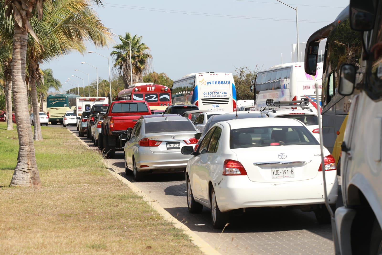$!Se saturan vialidades que dan al Centro del Convenciones por visita de Claudia Sheinbaum