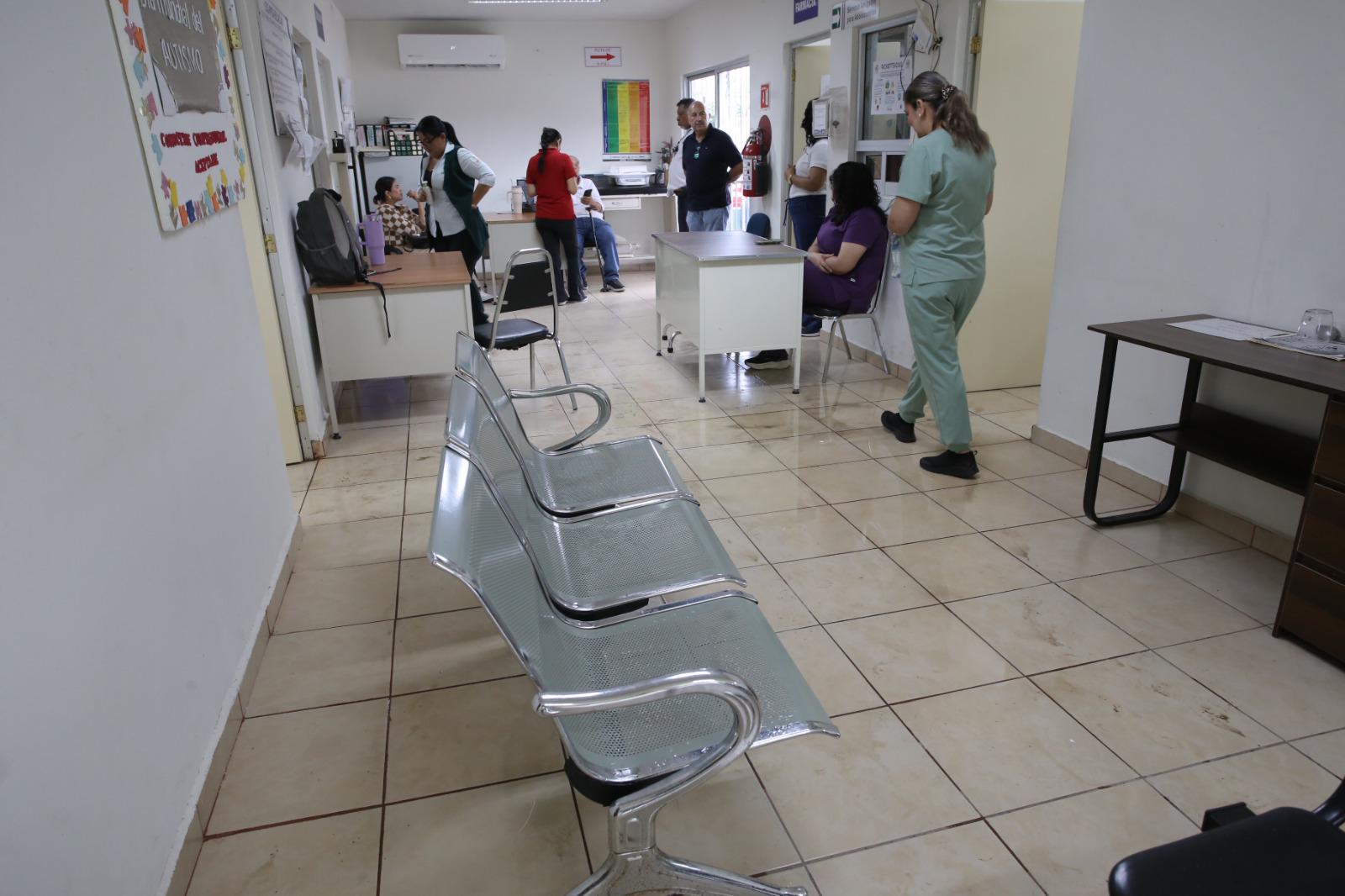 $!Impermeabilizaron pero ahora en Clínica del IMSS Bienestar en Mazatlán les entra más agua