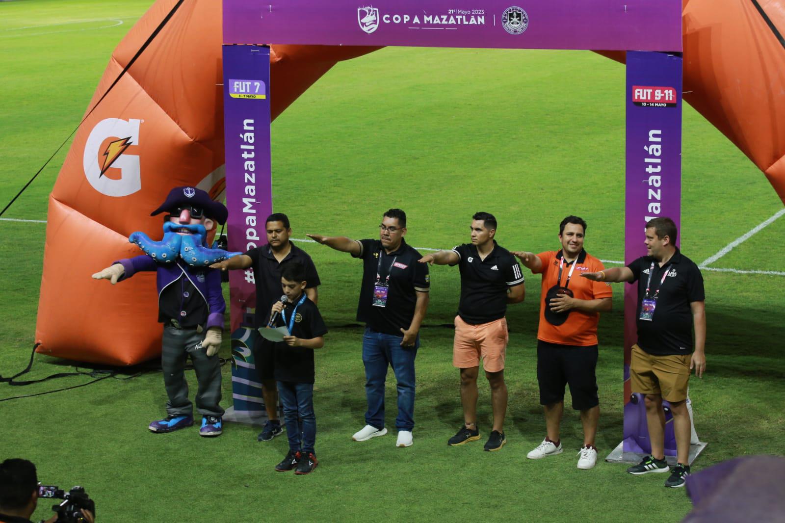 $!Dan banderazo de arranque de la Copa Mazatlán de Futbol 11 y 9