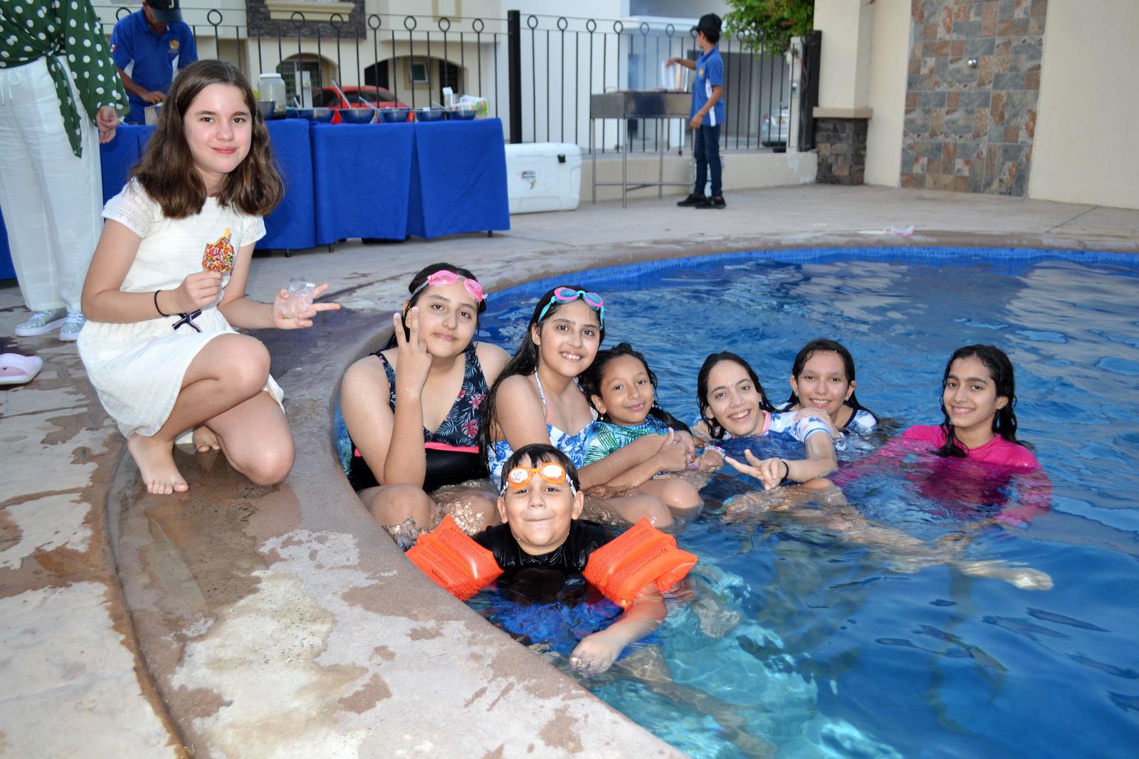 $!Un divertido chapuzón se dieron en la piscina.