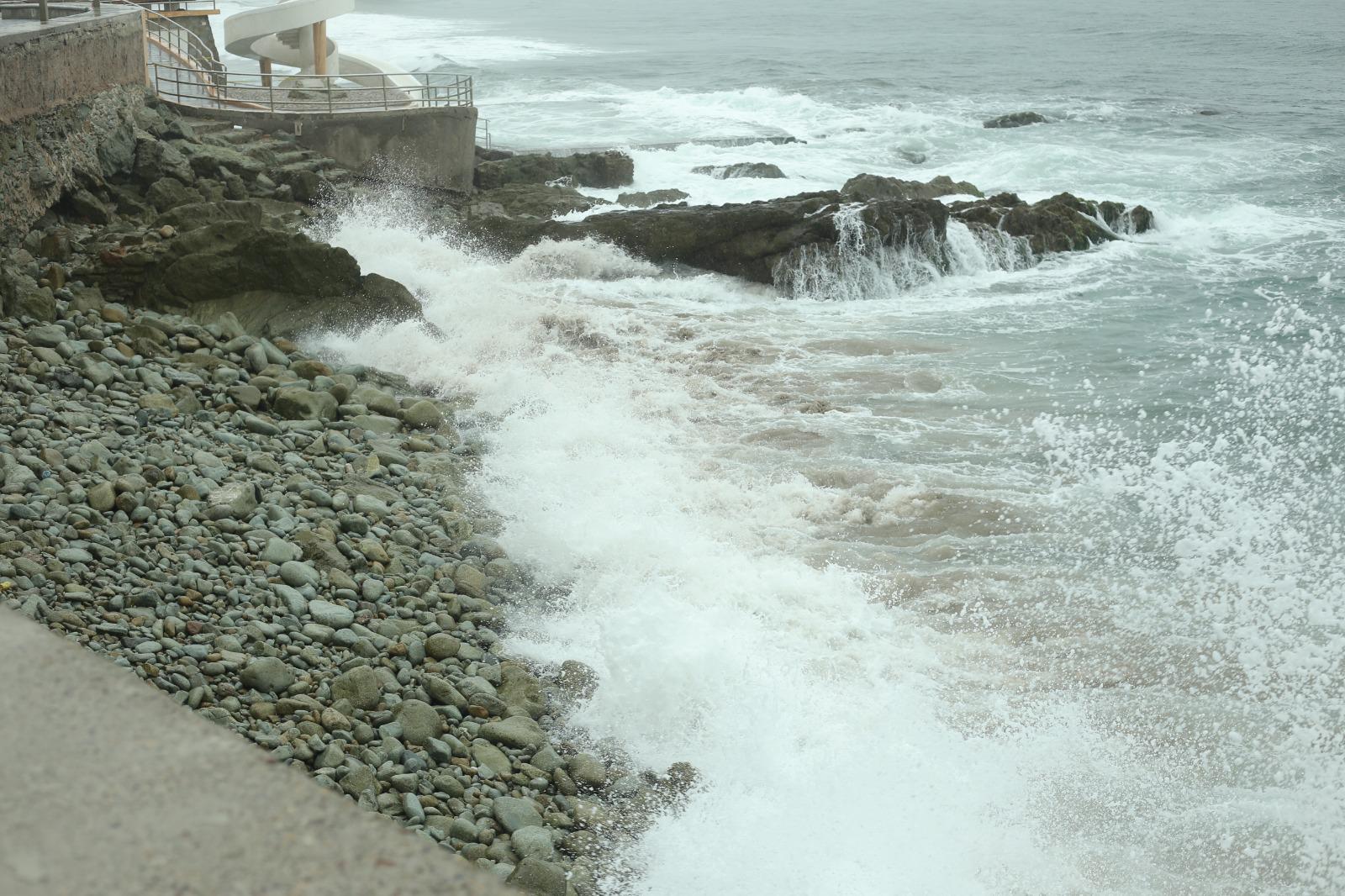 $!Oleaje fuerte y mantarrayas marcan el sábado en playas de Mazatlán