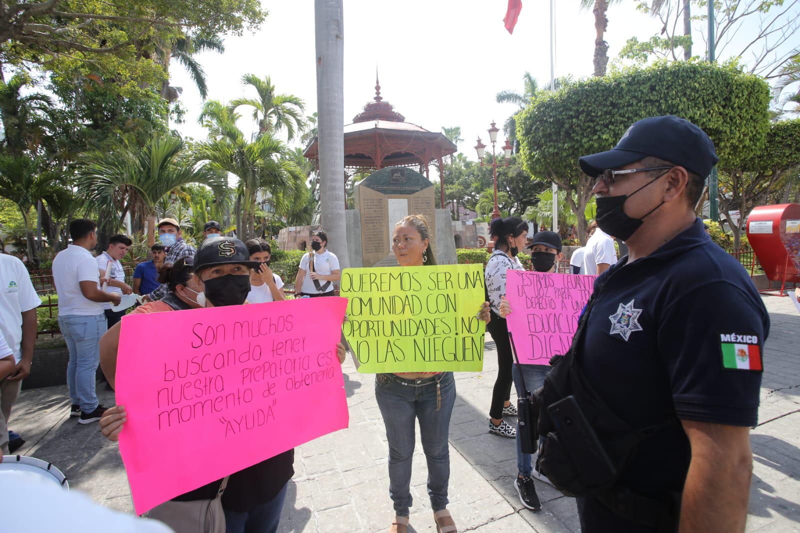 $!Habitantes de Mármol protestan y exigen al Gobierno de Mazatlán les mejore escuela
