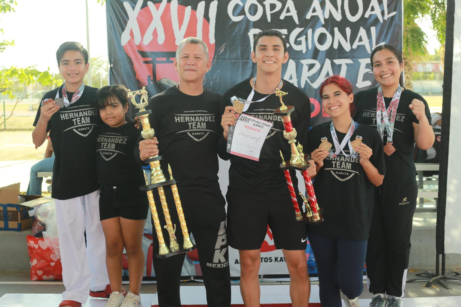 $!El campeón absoluto Juan Luis Hernández junto a su papá Guillermo Hernández, e integrantes del equipo Hernández Team.