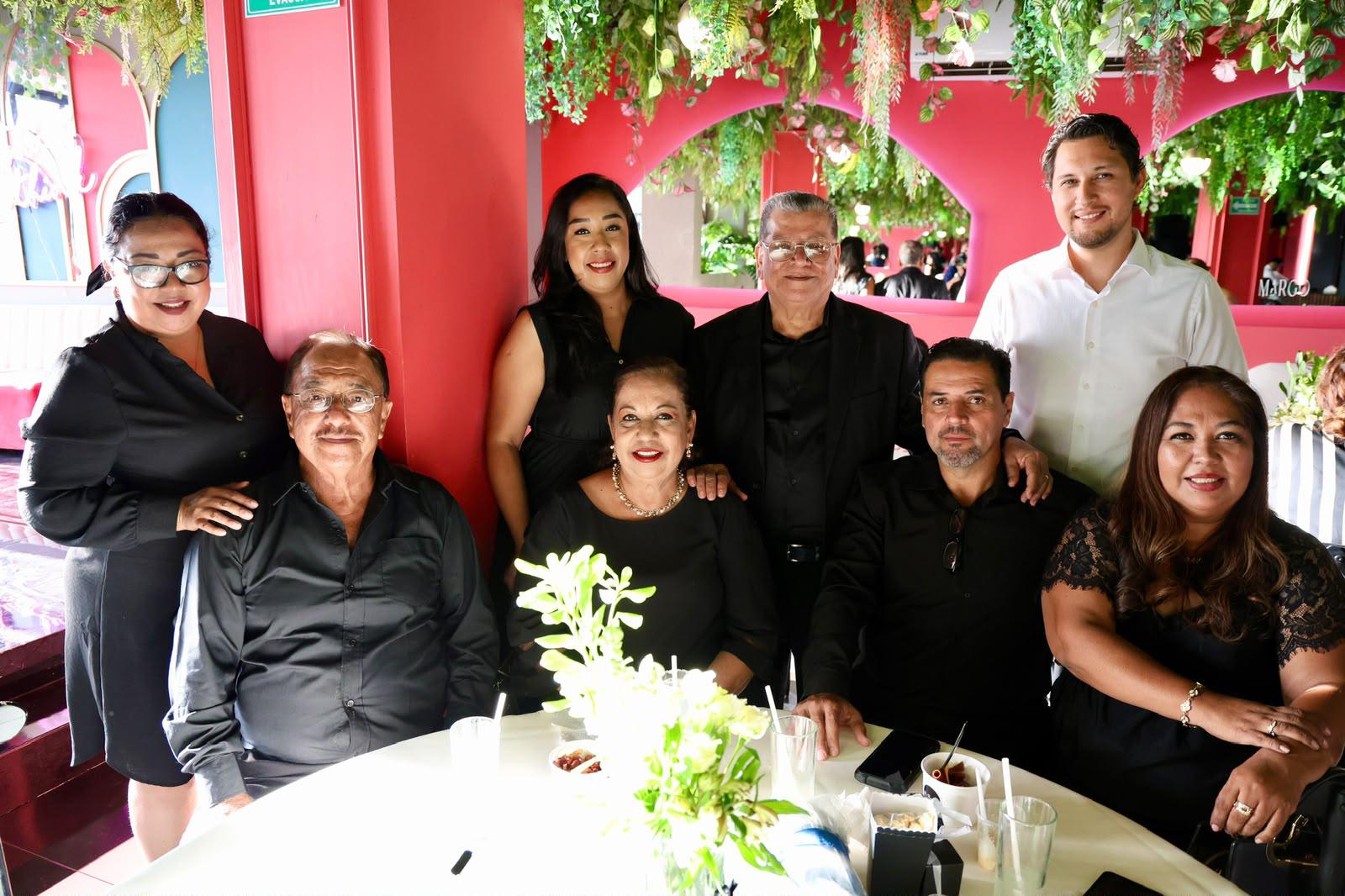 $!Cindy Arrazola, Fernanda Arrazola, Rodolfo y Alejandro. Sentados:, Toño Arrazola, Yolanda Alvarado, Oswaldo Alvarado y Rebeca Arrazola.
